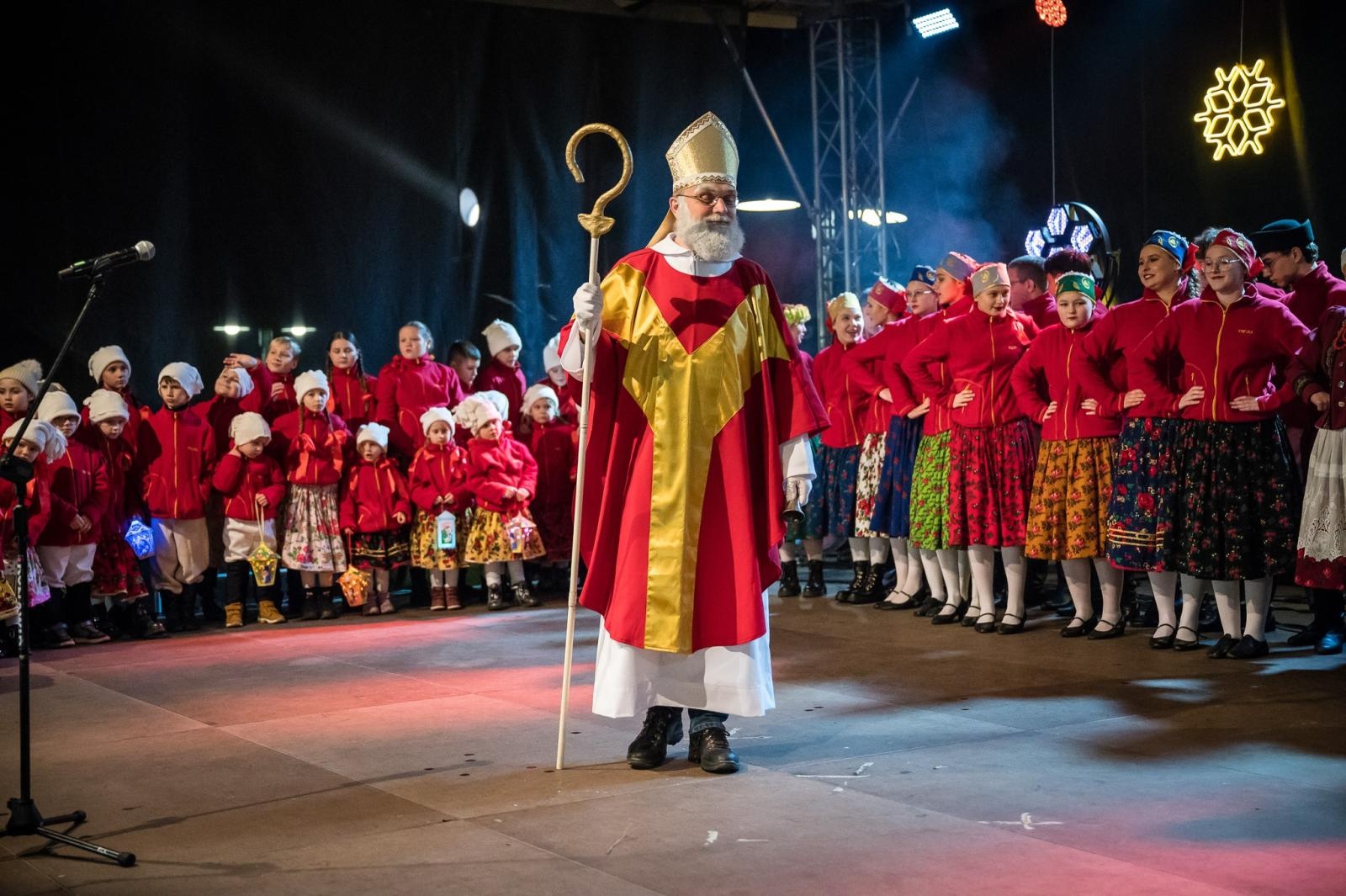 Zdjęcie w galerii na portalu naszraciborz.pl: Zamkowa parada świętego Mikołaja przyciągnęła tłumy. W niedzielę wystąpi TOBY [FOTO i WIDEO] wiadomości z regionu