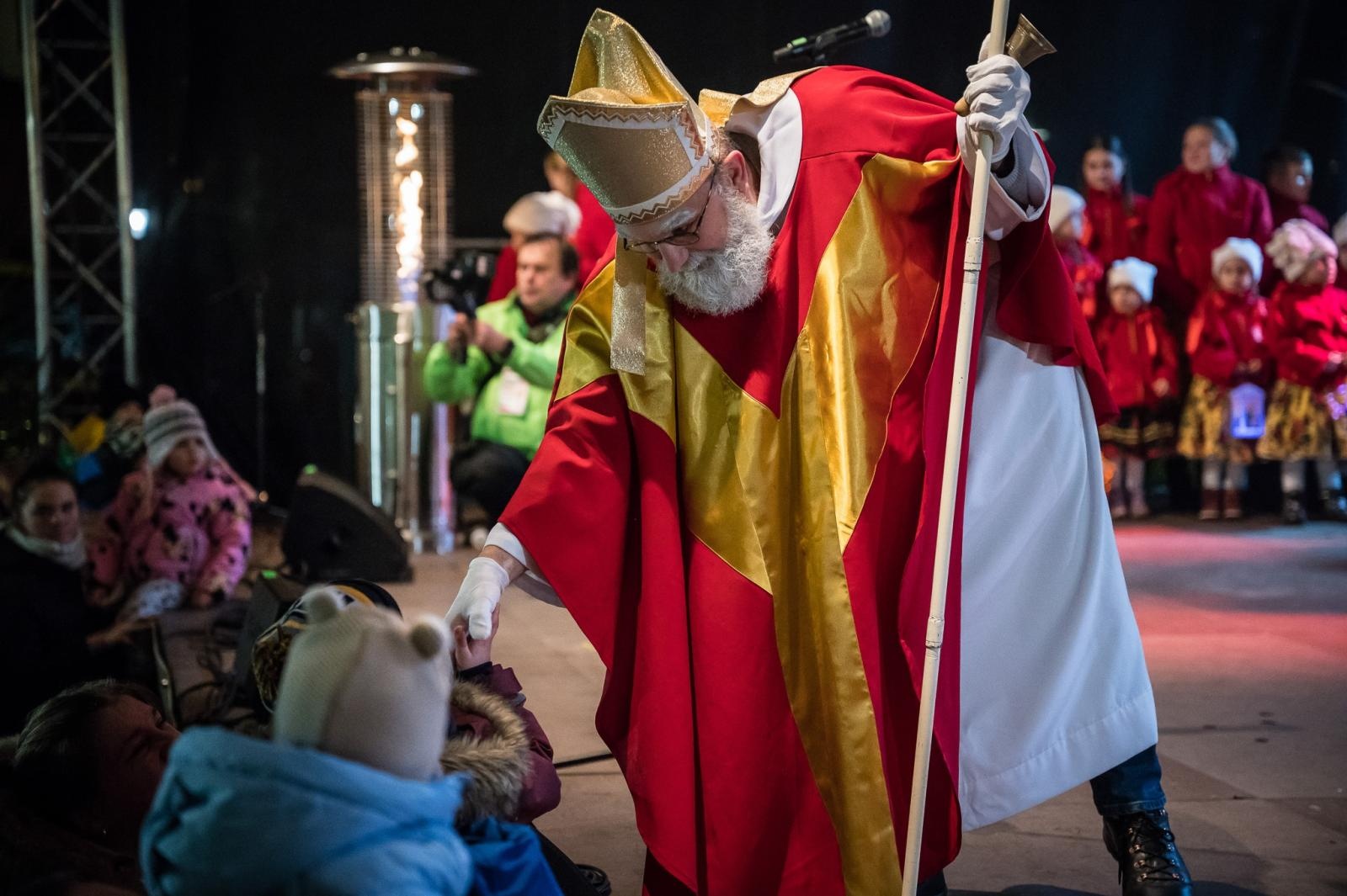 Zdjęcie w galerii na portalu naszraciborz.pl: Zamkowa parada świętego Mikołaja przyciągnęła tłumy. W niedzielę wystąpi TOBY [FOTO i WIDEO] wiadomości z regionu