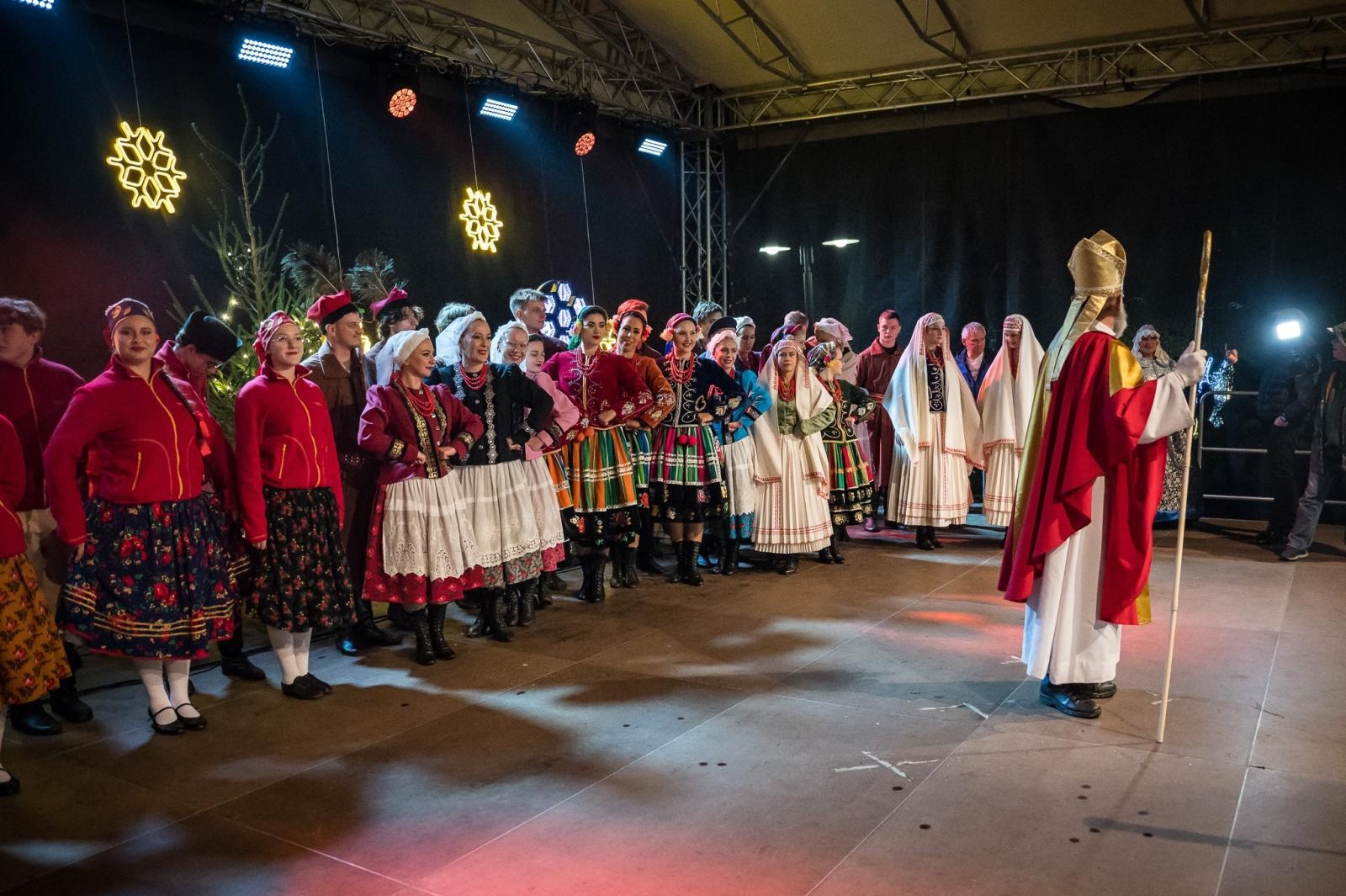 Zdjęcie w galerii na portalu naszraciborz.pl: Zamkowa parada świętego Mikołaja przyciągnęła tłumy. W niedzielę wystąpi TOBY [FOTO i WIDEO] wiadomości z regionu
