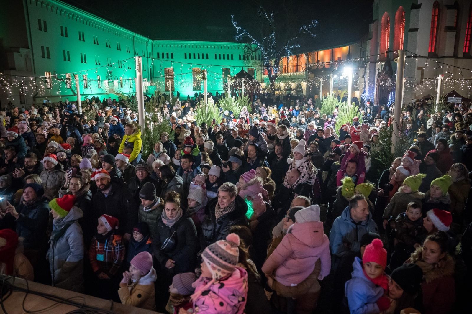 Zdjęcie w galerii na portalu naszraciborz.pl: Zamkowa parada świętego Mikołaja przyciągnęła tłumy. W niedzielę wystąpi TOBY [FOTO i WIDEO] wiadomości z regionu