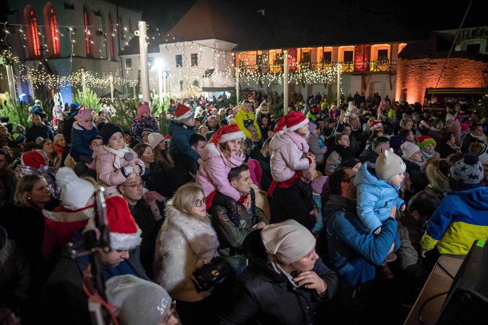 Zdjęcie w galerii na portalu naszraciborz.pl: Zamkowa parada świętego Mikołaja przyciągnęła tłumy. W niedzielę wystąpi TOBY [FOTO i WIDEO] wiadomości z regionu