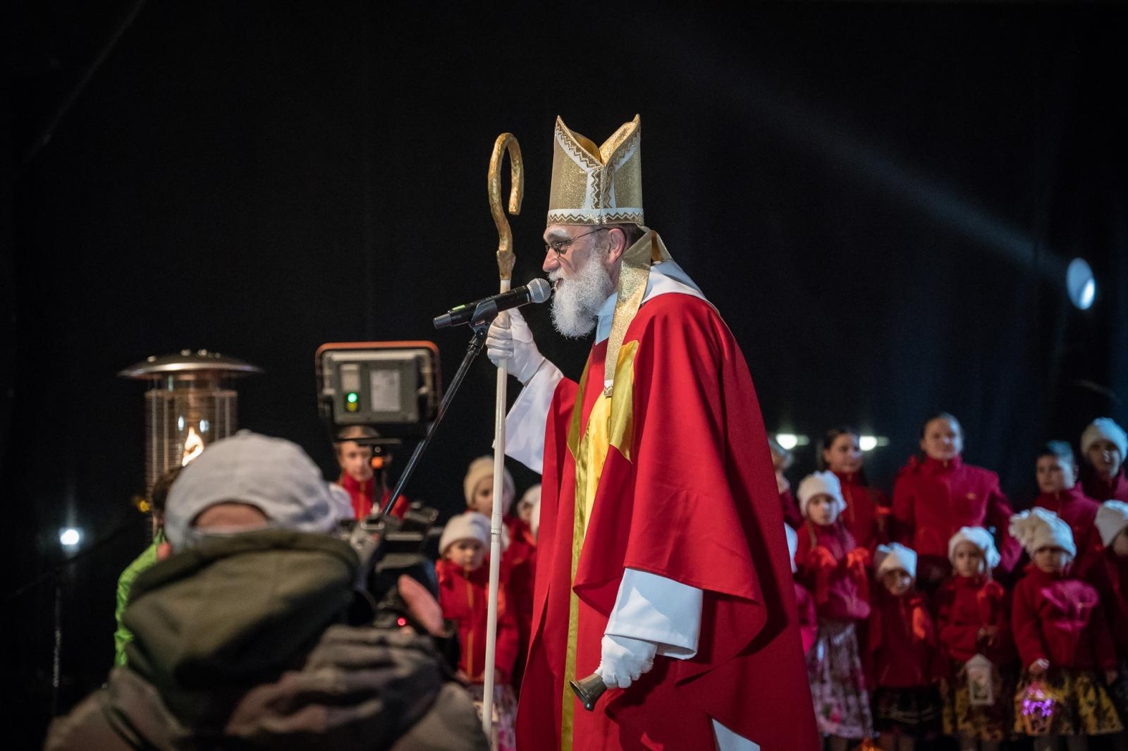 Zdjęcie w galerii na portalu naszraciborz.pl: Zamkowa parada świętego Mikołaja przyciągnęła tłumy. W niedzielę wystąpi TOBY [FOTO i WIDEO] wiadomości z regionu