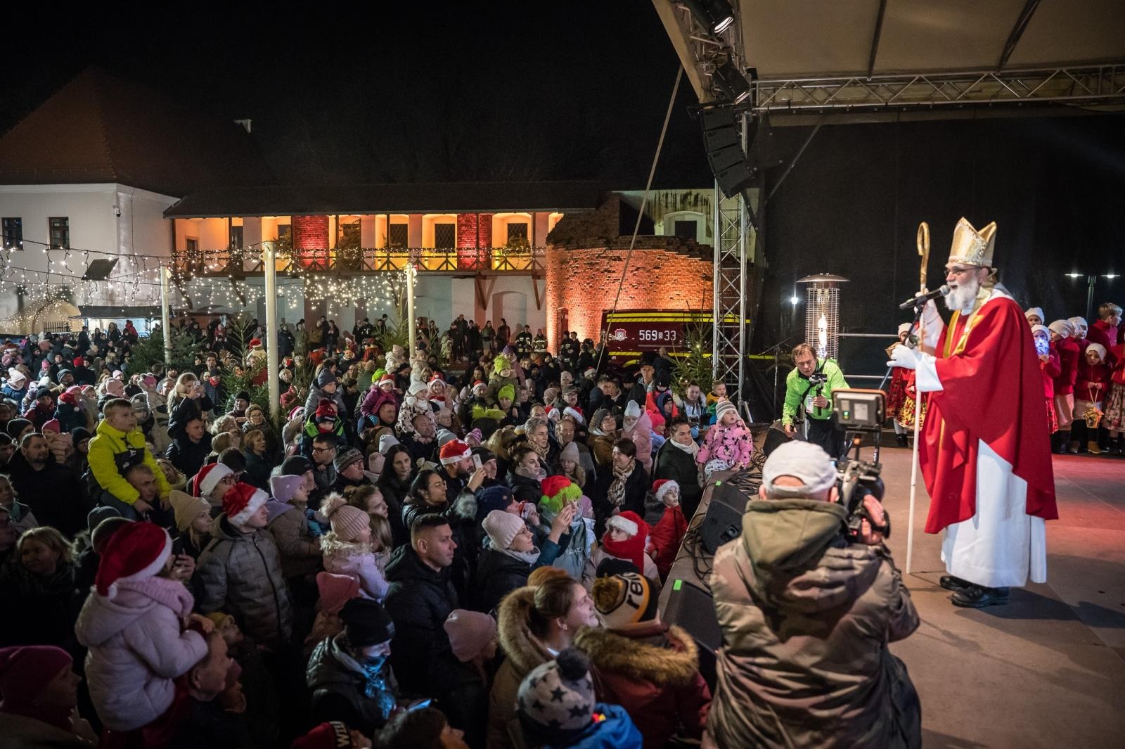 Zdjęcie w galerii na portalu naszraciborz.pl: Zamkowa parada świętego Mikołaja przyciągnęła tłumy. W niedzielę wystąpi TOBY [FOTO i WIDEO] wiadomości z regionu