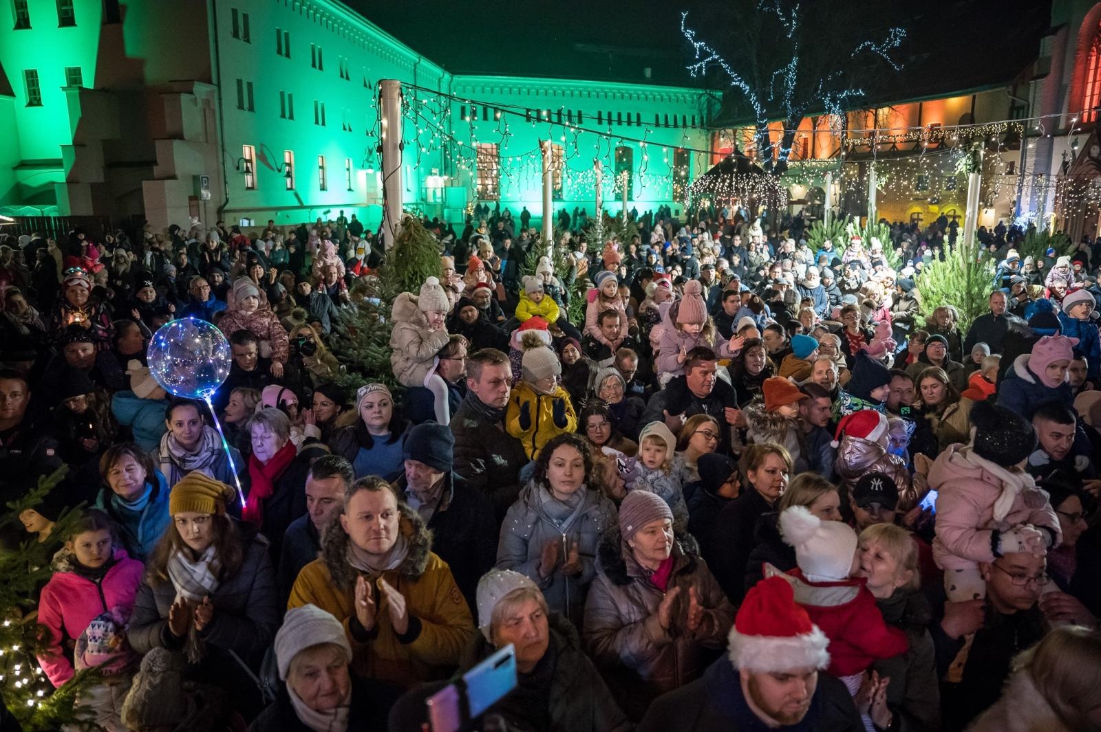 Zdjęcie w galerii na portalu naszraciborz.pl: Zamkowa parada świętego Mikołaja przyciągnęła tłumy. W niedzielę wystąpi TOBY [FOTO i WIDEO] wiadomości z regionu