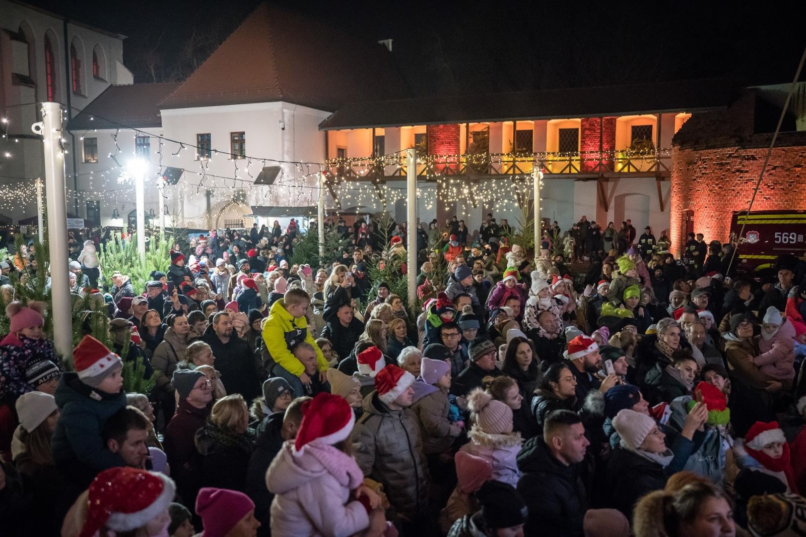 Zdjęcie w galerii na portalu naszraciborz.pl: Zamkowa parada świętego Mikołaja przyciągnęła tłumy. W niedzielę wystąpi TOBY [FOTO i WIDEO] wiadomości z regionu