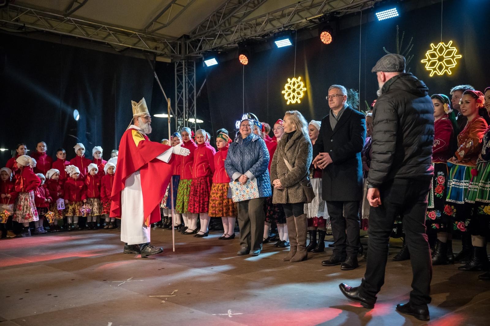 Zdjęcie w galerii na portalu naszraciborz.pl: Zamkowa parada świętego Mikołaja przyciągnęła tłumy. W niedzielę wystąpi TOBY [FOTO i WIDEO] wiadomości z regionu