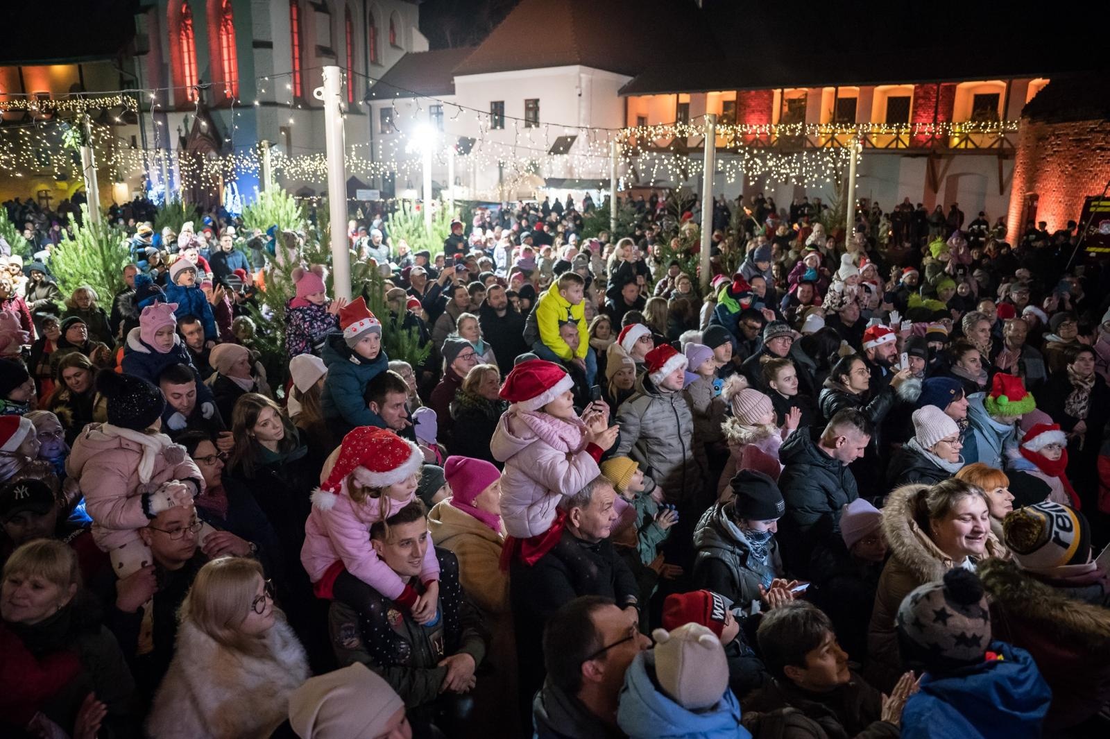 Zdjęcie w galerii na portalu naszraciborz.pl: Zamkowa parada świętego Mikołaja przyciągnęła tłumy. W niedzielę wystąpi TOBY [FOTO i WIDEO] wiadomości z regionu