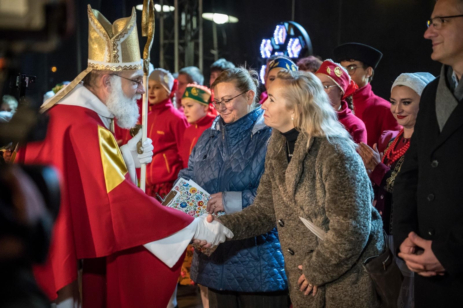 Zdjęcie w galerii na portalu naszraciborz.pl: Zamkowa parada świętego Mikołaja przyciągnęła tłumy. W niedzielę wystąpi TOBY [FOTO i WIDEO] wiadomości z regionu