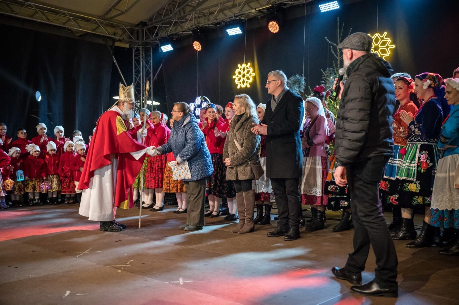 Zdjęcie w galerii na portalu naszraciborz.pl: Zamkowa parada świętego Mikołaja przyciągnęła tłumy. W niedzielę wystąpi TOBY [FOTO i WIDEO] wiadomości z regionu