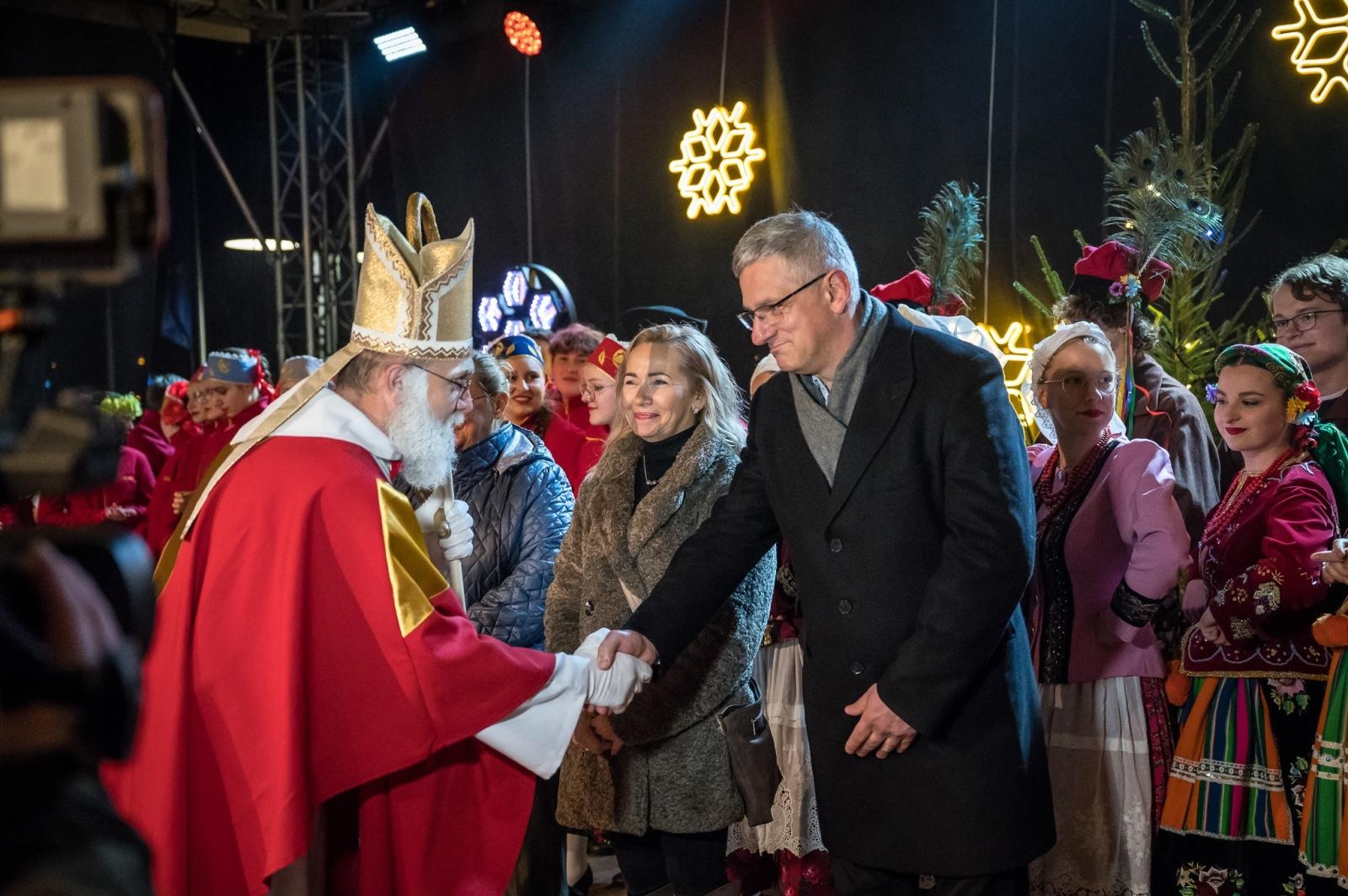 Zdjęcie w galerii na portalu naszraciborz.pl: Zamkowa parada świętego Mikołaja przyciągnęła tłumy. W niedzielę wystąpi TOBY [FOTO i WIDEO] wiadomości z regionu