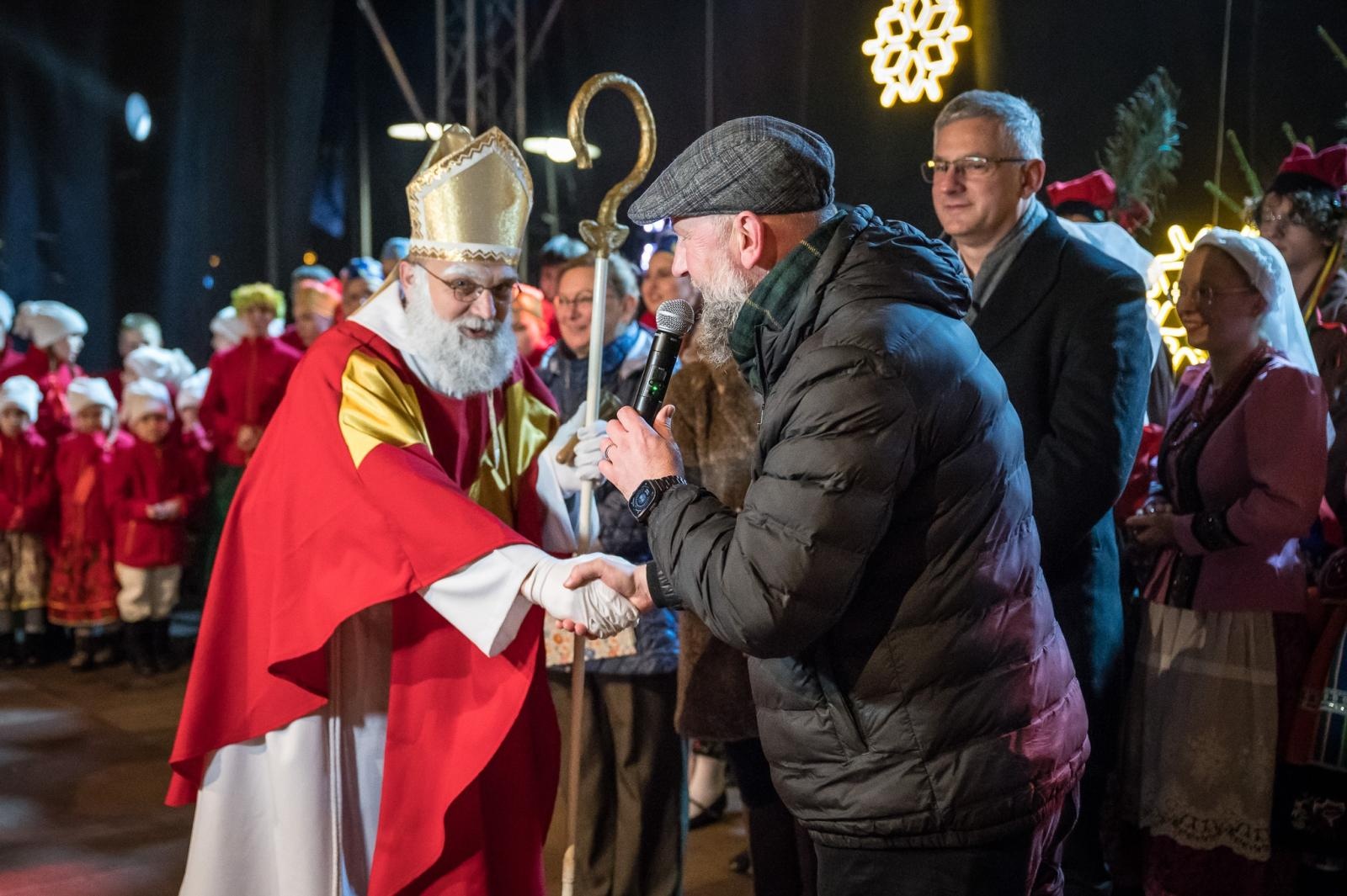 Zdjęcie w galerii na portalu naszraciborz.pl: Zamkowa parada świętego Mikołaja przyciągnęła tłumy. W niedzielę wystąpi TOBY [FOTO i WIDEO] wiadomości z regionu