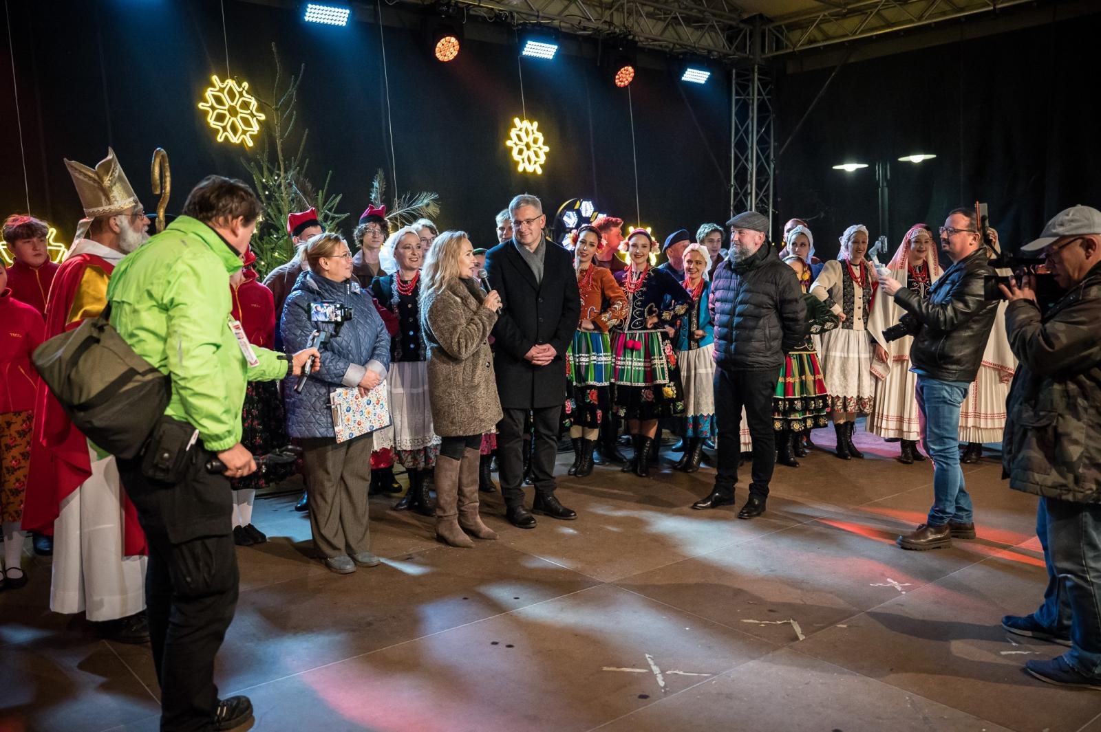 Zdjęcie w galerii na portalu naszraciborz.pl: Zamkowa parada świętego Mikołaja przyciągnęła tłumy. W niedzielę wystąpi TOBY [FOTO i WIDEO] wiadomości z regionu