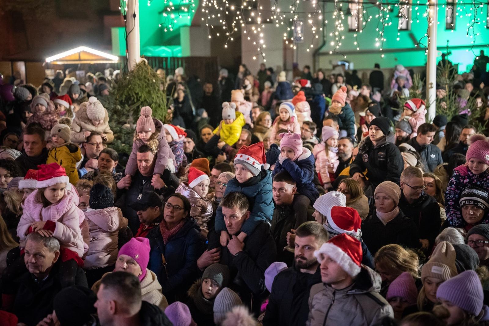 Zdjęcie w galerii na portalu naszraciborz.pl: Zamkowa parada świętego Mikołaja przyciągnęła tłumy. W niedzielę wystąpi TOBY [FOTO i WIDEO] wiadomości z regionu