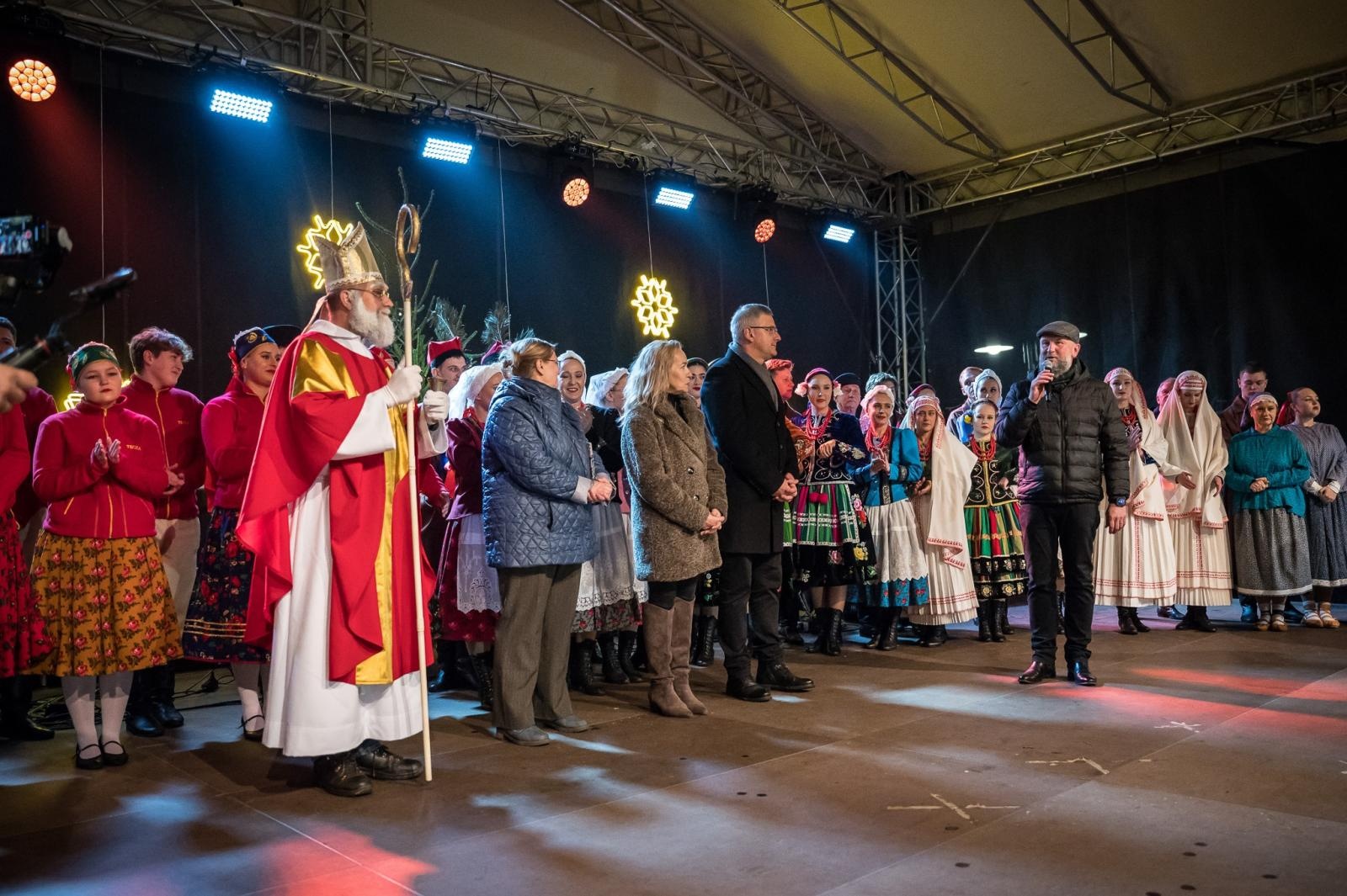 Zdjęcie w galerii na portalu naszraciborz.pl: Zamkowa parada świętego Mikołaja przyciągnęła tłumy. W niedzielę wystąpi TOBY [FOTO i WIDEO] wiadomości z regionu