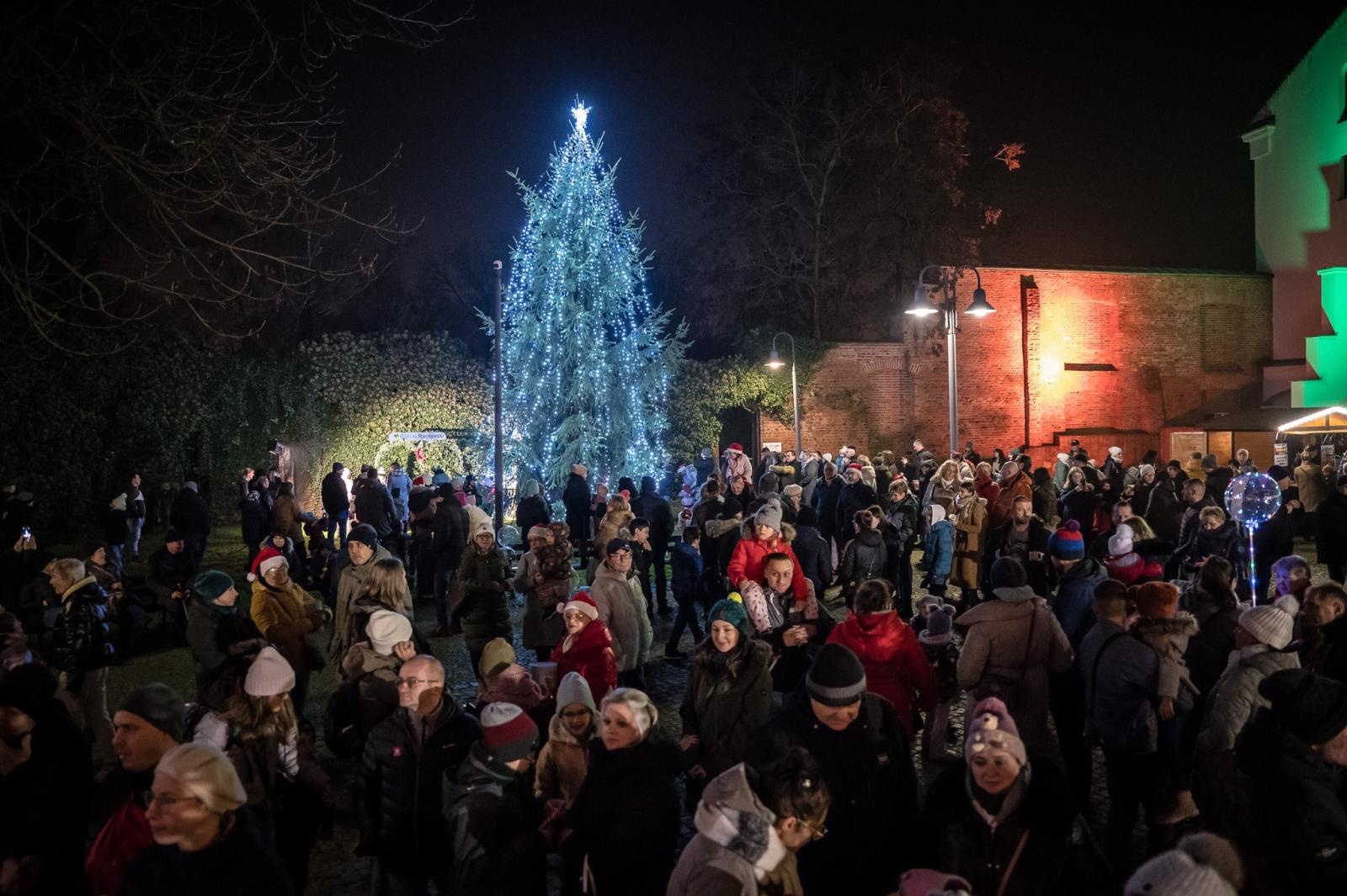 Zdjęcie w galerii na portalu naszraciborz.pl: Zamkowa parada świętego Mikołaja przyciągnęła tłumy. W niedzielę wystąpi TOBY [FOTO i WIDEO] wiadomości z regionu