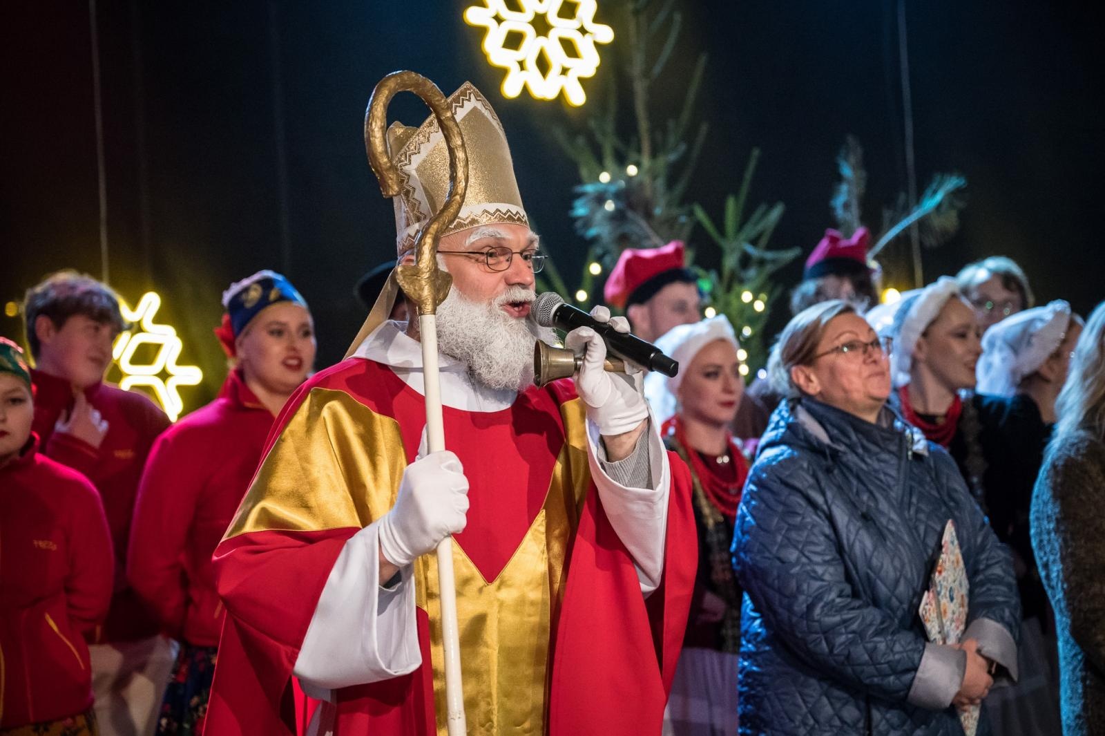 Zdjęcie w galerii na portalu naszraciborz.pl: Zamkowa parada świętego Mikołaja przyciągnęła tłumy. W niedzielę wystąpi TOBY [FOTO i WIDEO] wiadomości z regionu