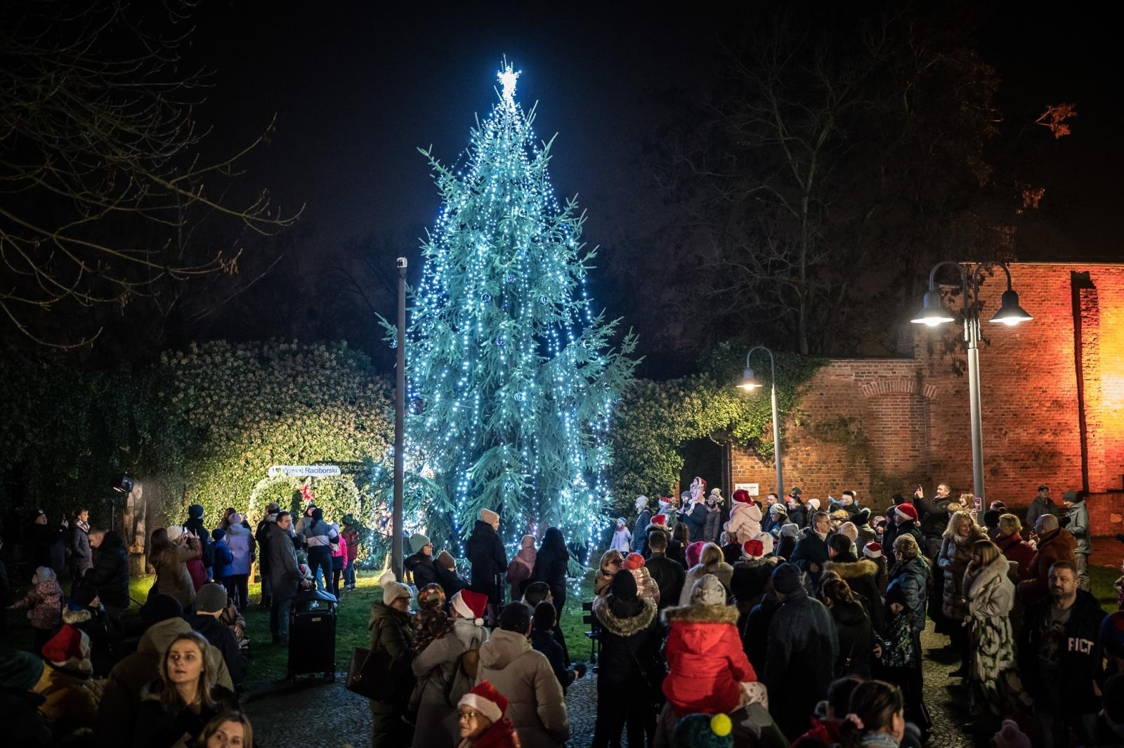 Zdjęcie w galerii na portalu naszraciborz.pl: Zamkowa parada świętego Mikołaja przyciągnęła tłumy. W niedzielę wystąpi TOBY [FOTO i WIDEO] wiadomości z regionu