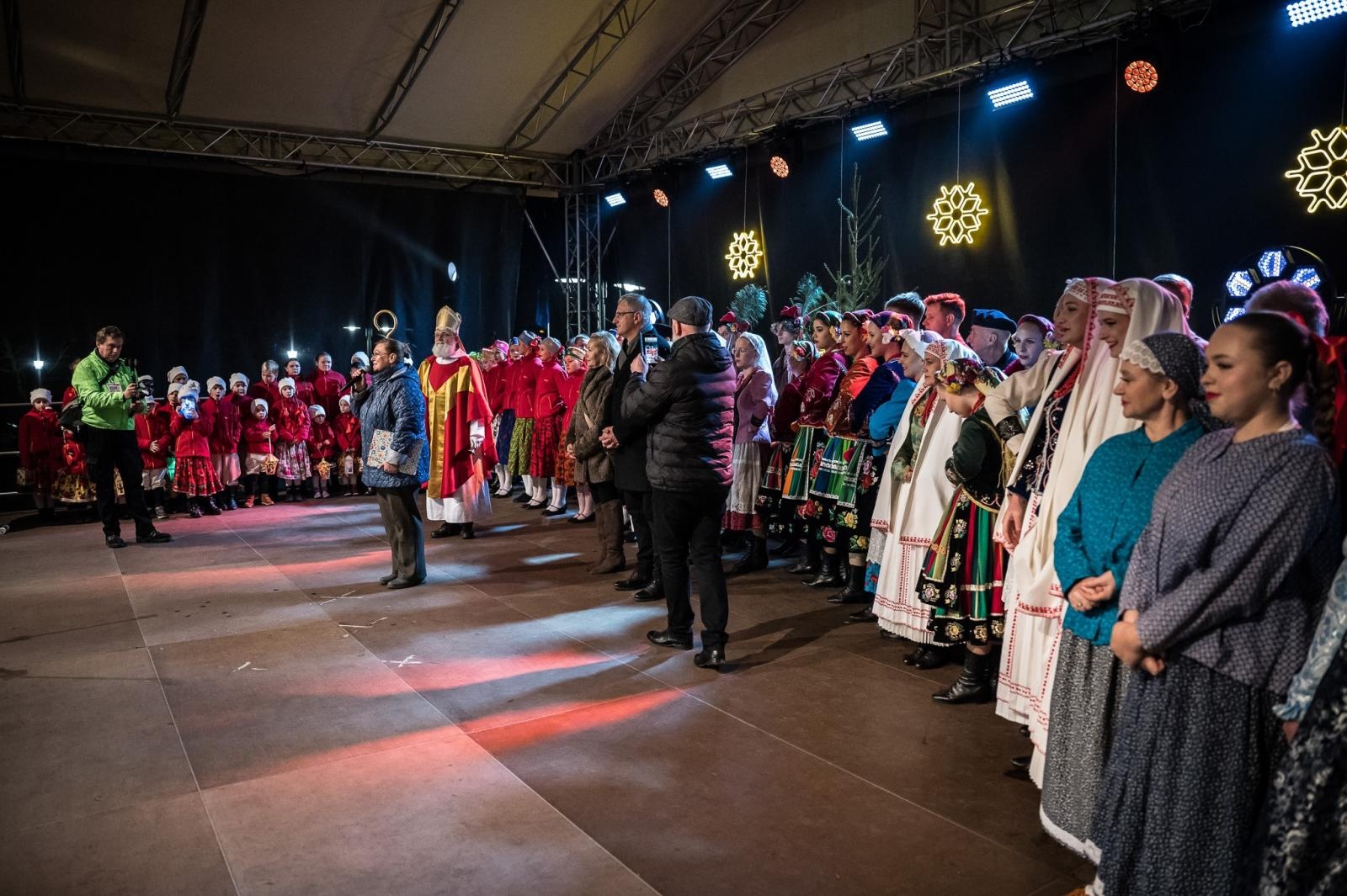 Zdjęcie w galerii na portalu naszraciborz.pl: Zamkowa parada świętego Mikołaja przyciągnęła tłumy. W niedzielę wystąpi TOBY [FOTO i WIDEO] wiadomości z regionu