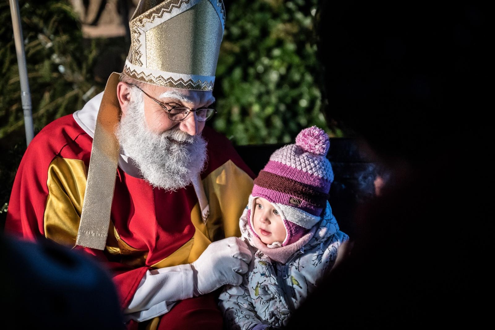 Zdjęcie w galerii na portalu naszraciborz.pl: Zamkowa parada świętego Mikołaja przyciągnęła tłumy. W niedzielę wystąpi TOBY [FOTO i WIDEO] wiadomości z regionu