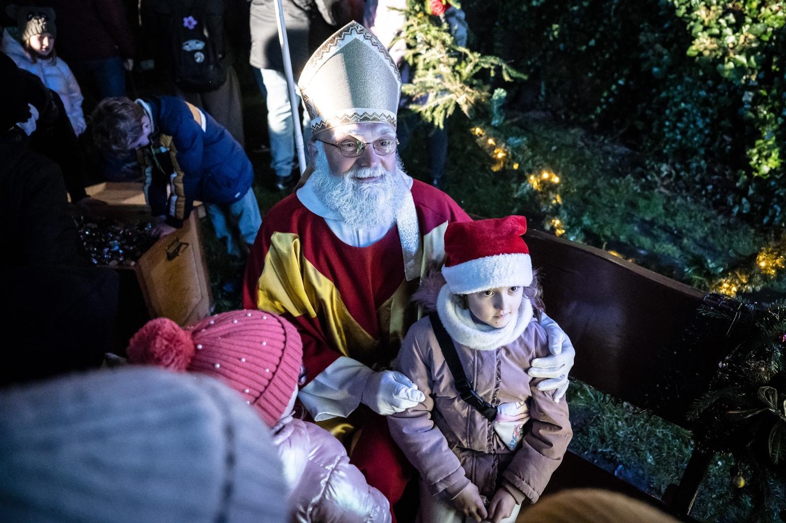 Zdjęcie w galerii na portalu naszraciborz.pl: Zamkowa parada świętego Mikołaja przyciągnęła tłumy. W niedzielę wystąpi TOBY [FOTO i WIDEO] wiadomości z regionu