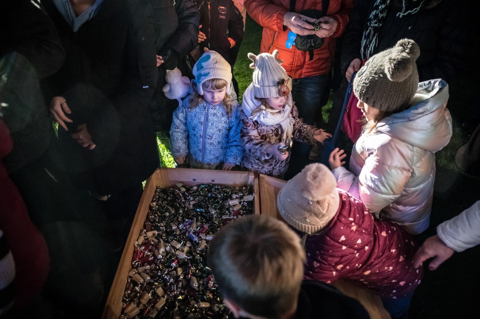 Zdjęcie w galerii na portalu naszraciborz.pl: Zamkowa parada świętego Mikołaja przyciągnęła tłumy. W niedzielę wystąpi TOBY [FOTO i WIDEO] wiadomości z regionu