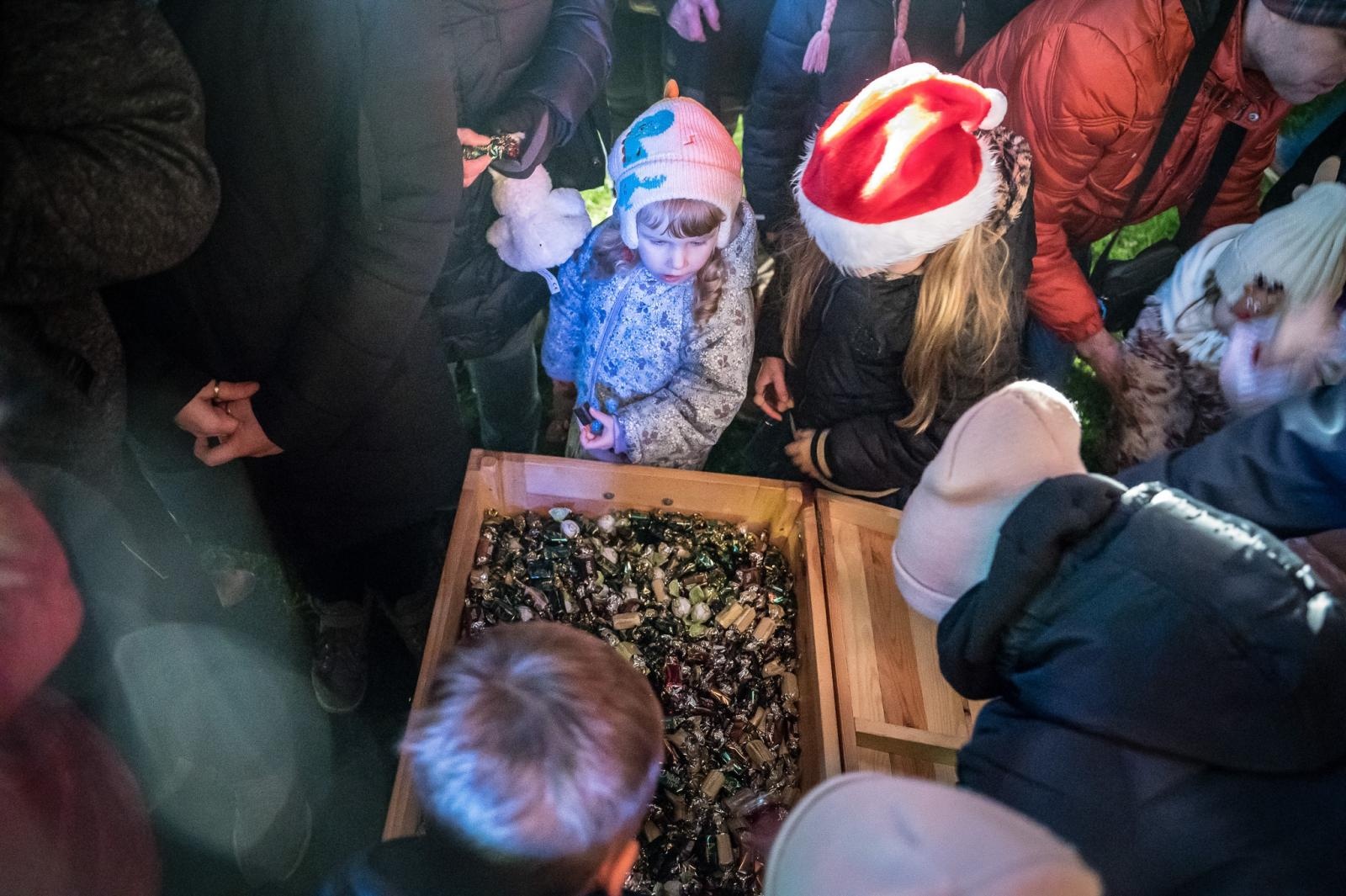 Zdjęcie w galerii na portalu naszraciborz.pl: Zamkowa parada świętego Mikołaja przyciągnęła tłumy. W niedzielę wystąpi TOBY [FOTO i WIDEO] wiadomości z regionu