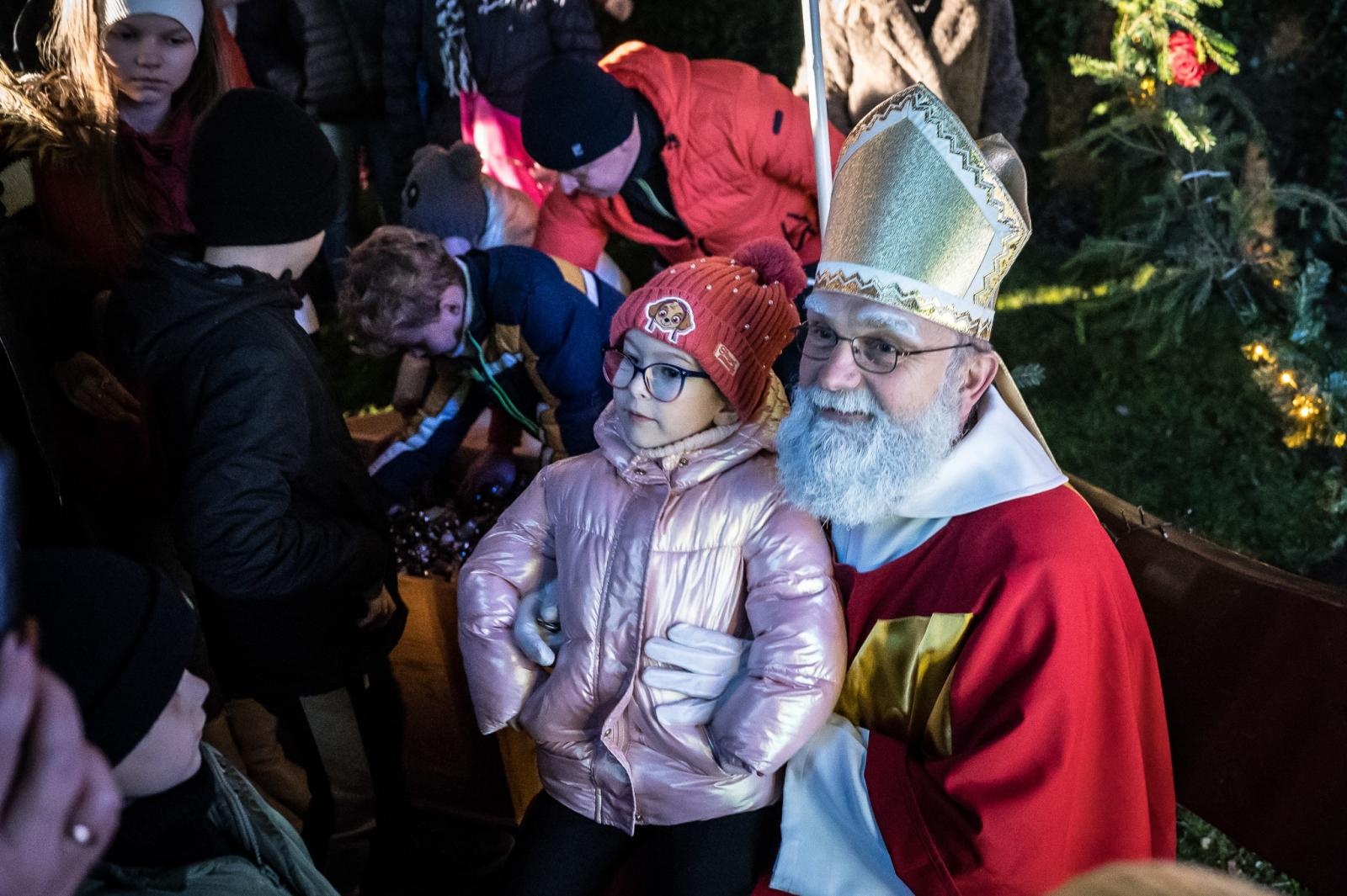 Zdjęcie w galerii na portalu naszraciborz.pl: Zamkowa parada świętego Mikołaja przyciągnęła tłumy. W niedzielę wystąpi TOBY [FOTO i WIDEO] wiadomości z regionu