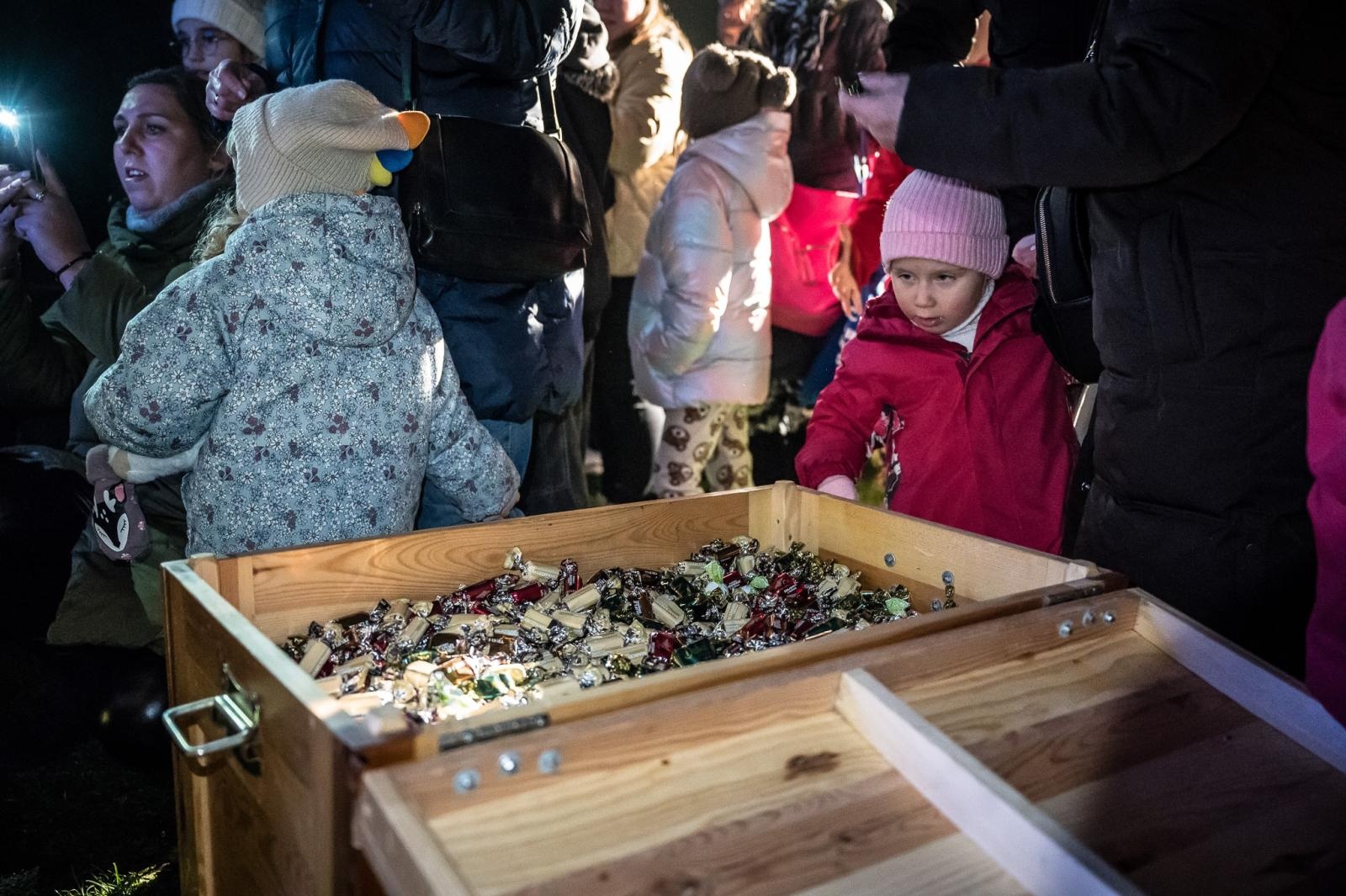 Zdjęcie w galerii na portalu naszraciborz.pl: Zamkowa parada świętego Mikołaja przyciągnęła tłumy. W niedzielę wystąpi TOBY [FOTO i WIDEO] wiadomości z regionu