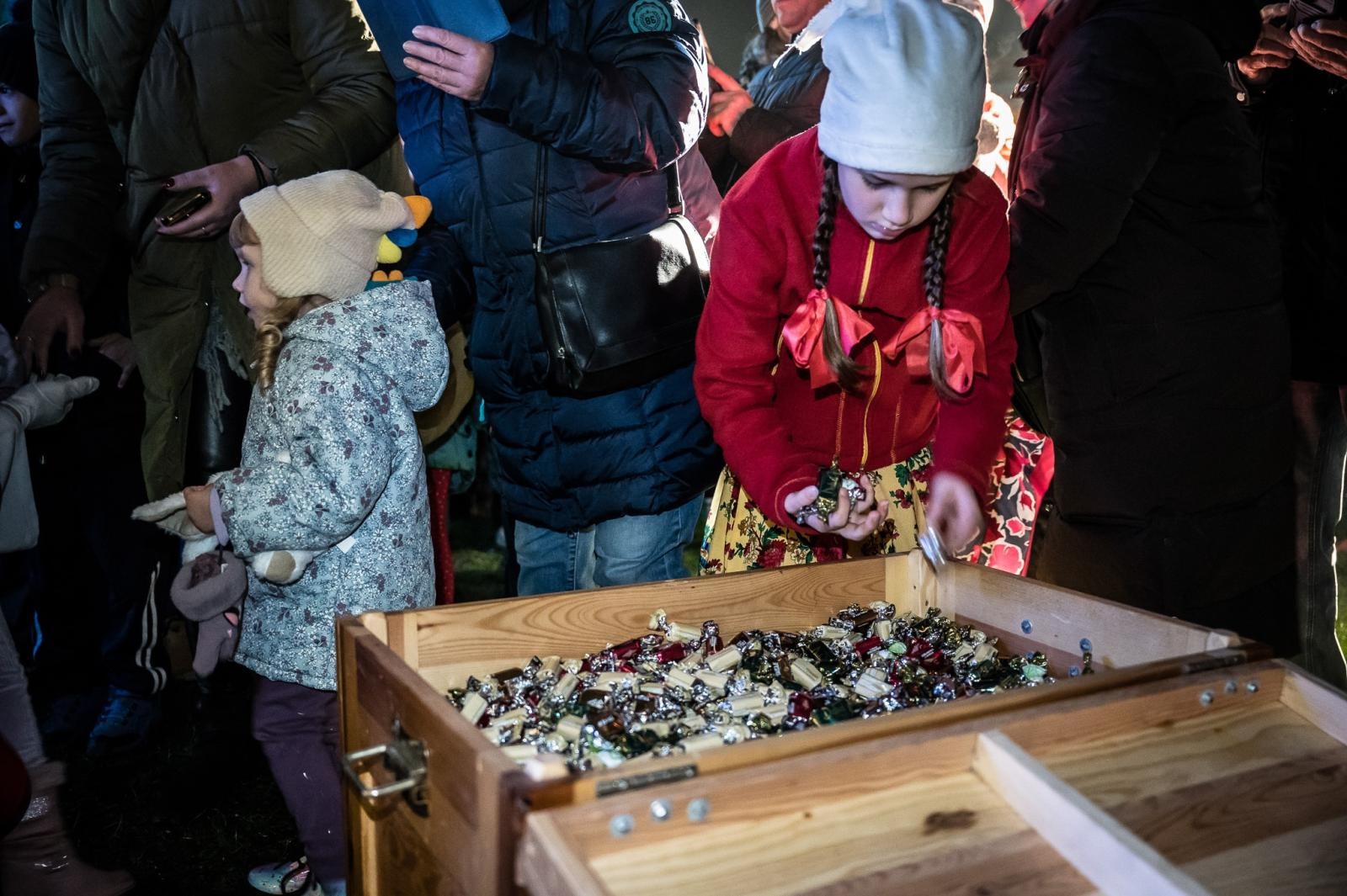 Zdjęcie w galerii na portalu naszraciborz.pl: Zamkowa parada świętego Mikołaja przyciągnęła tłumy. W niedzielę wystąpi TOBY [FOTO i WIDEO] wiadomości z regionu