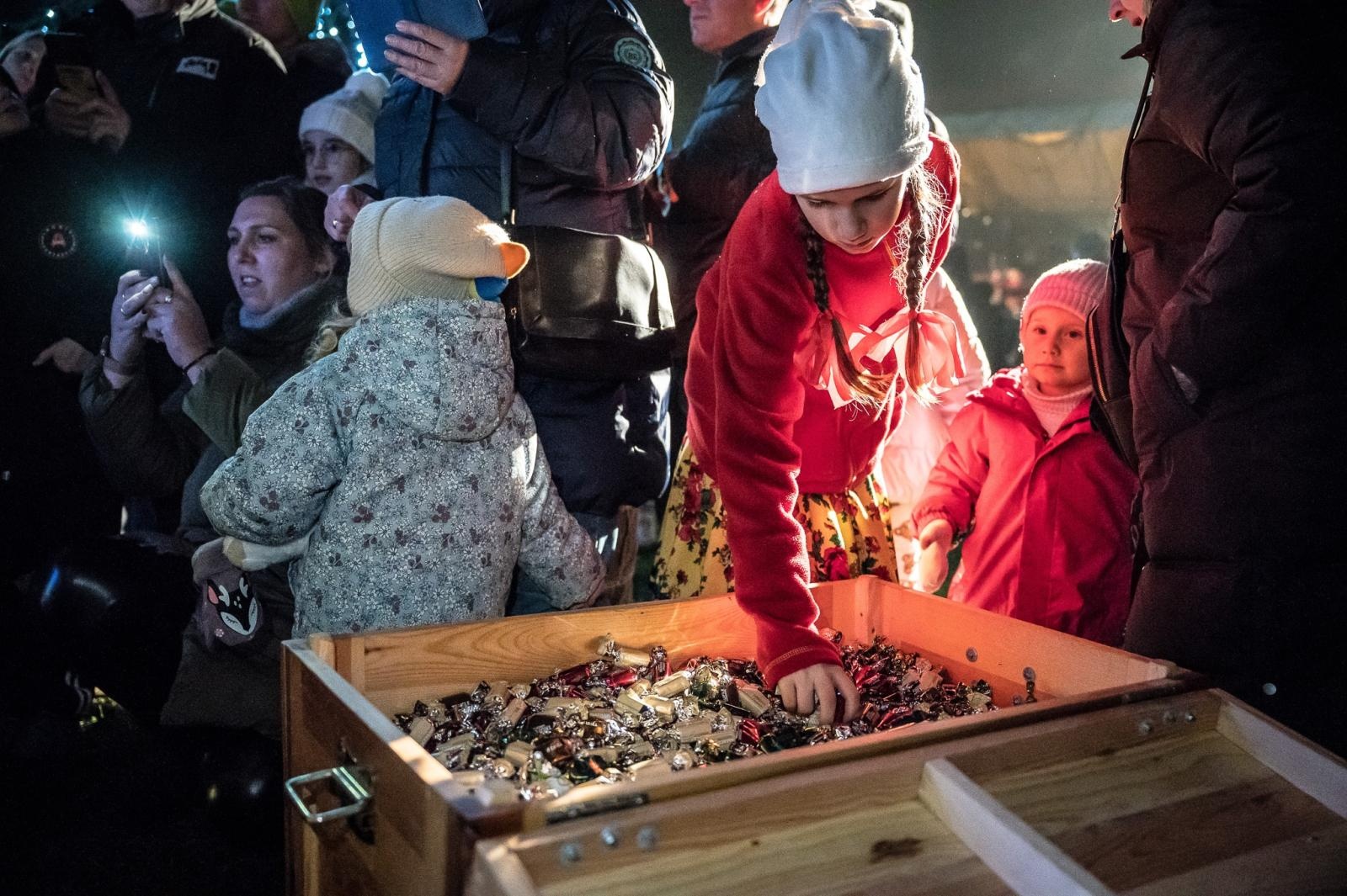 Zdjęcie w galerii na portalu naszraciborz.pl: Zamkowa parada świętego Mikołaja przyciągnęła tłumy. W niedzielę wystąpi TOBY [FOTO i WIDEO] wiadomości z regionu