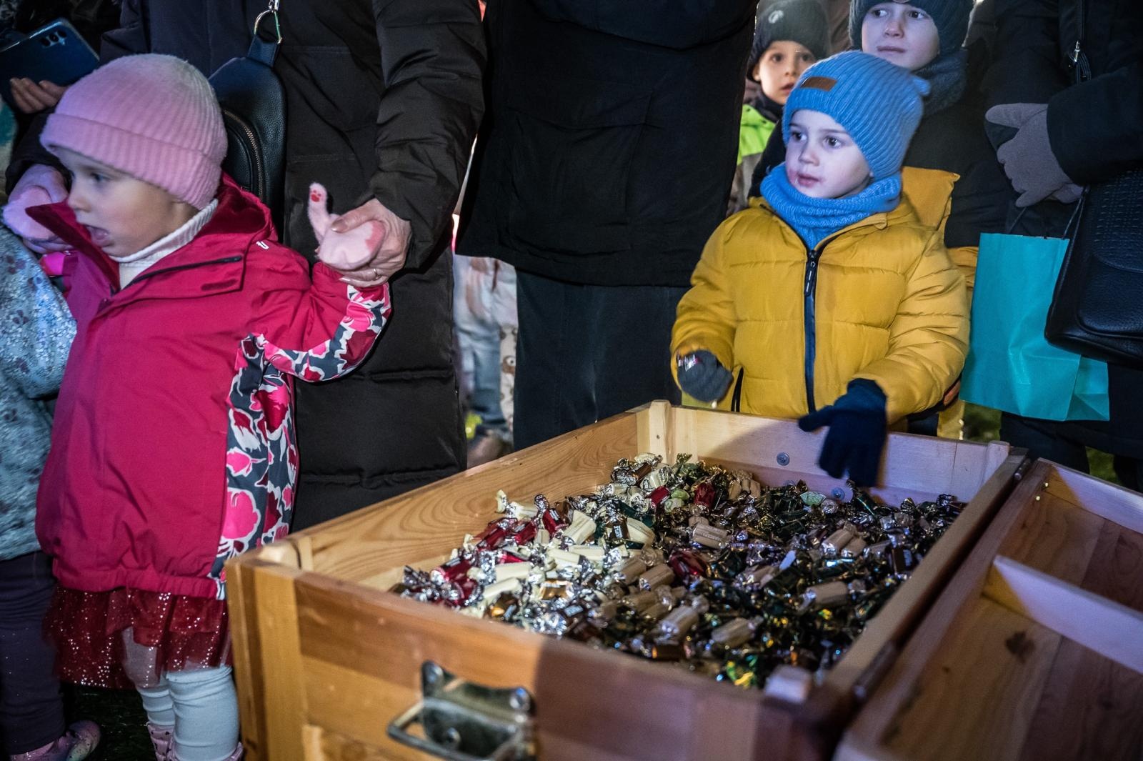 Zdjęcie w galerii na portalu naszraciborz.pl: Zamkowa parada świętego Mikołaja przyciągnęła tłumy. W niedzielę wystąpi TOBY [FOTO i WIDEO] wiadomości z regionu