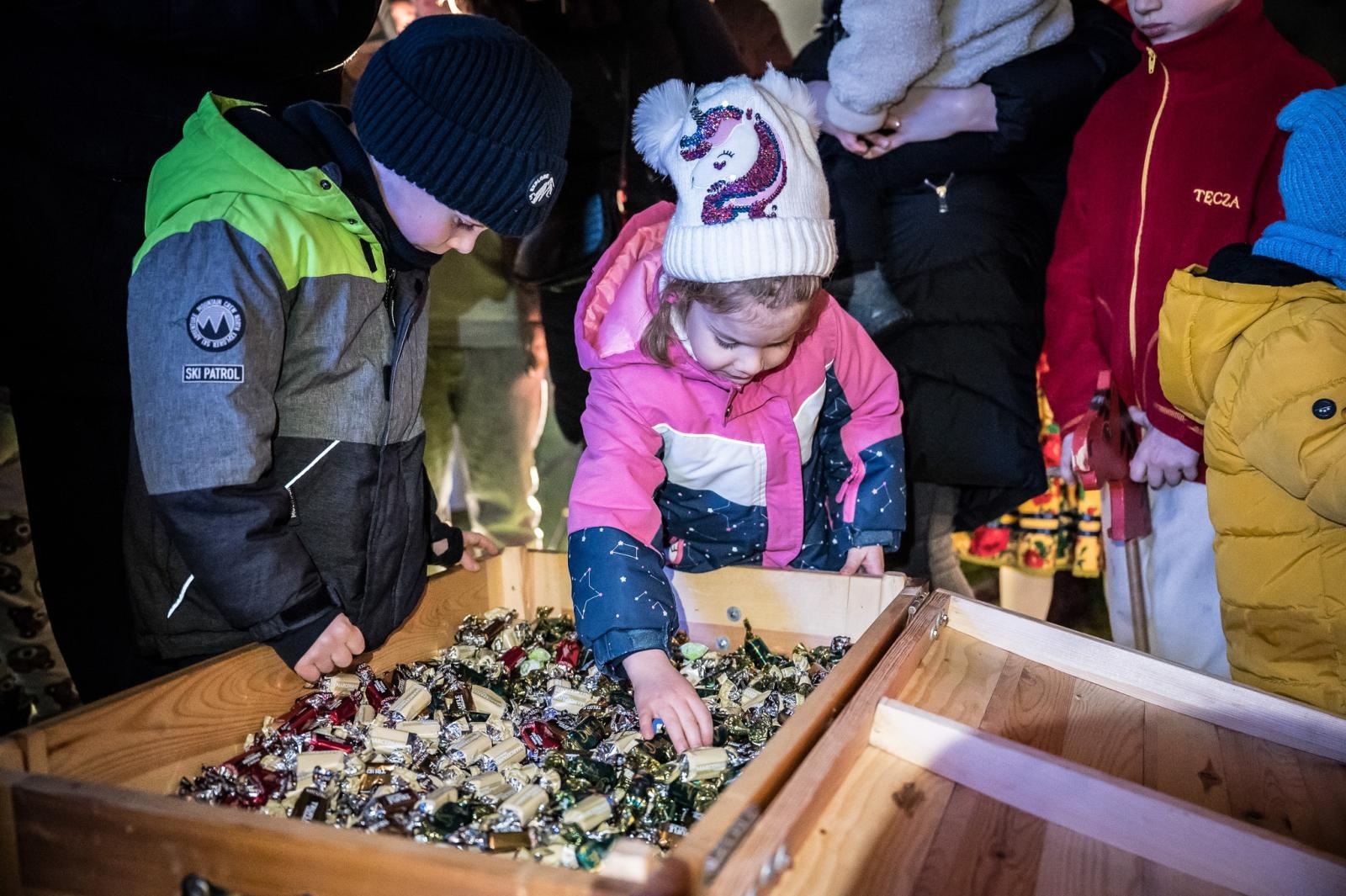 Zdjęcie w galerii na portalu naszraciborz.pl: Zamkowa parada świętego Mikołaja przyciągnęła tłumy. W niedzielę wystąpi TOBY [FOTO i WIDEO] wiadomości z regionu