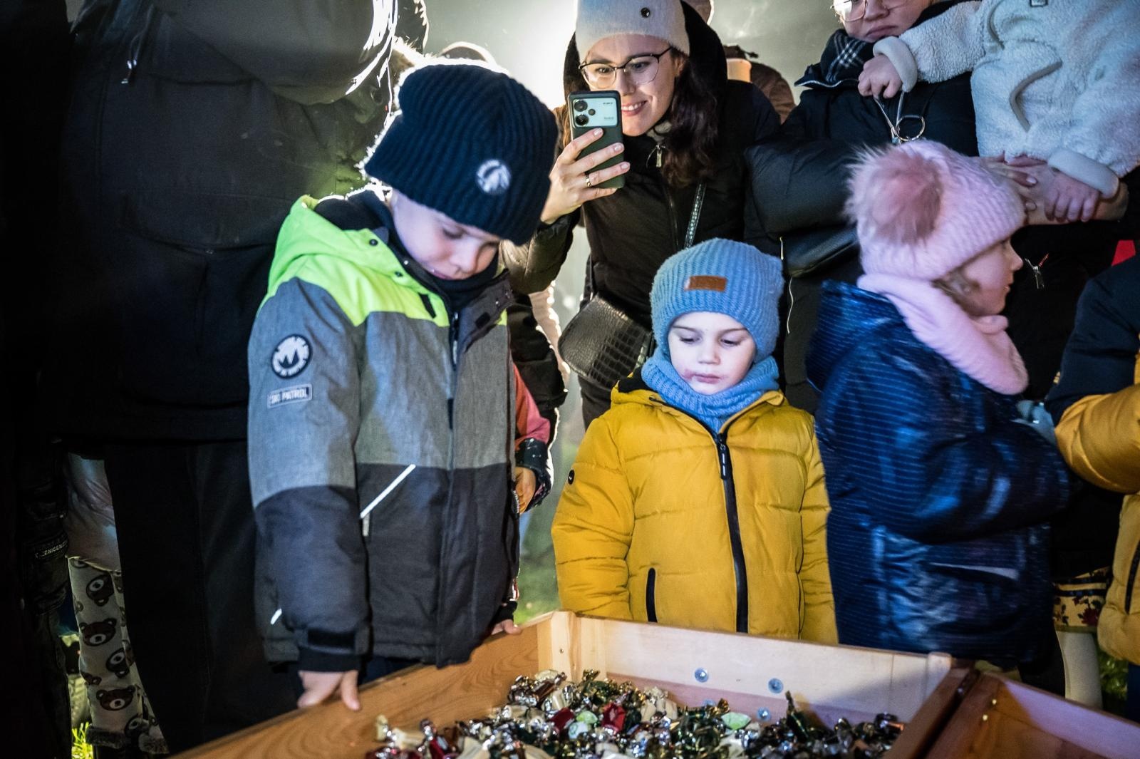 Zdjęcie w galerii na portalu naszraciborz.pl: Zamkowa parada świętego Mikołaja przyciągnęła tłumy. W niedzielę wystąpi TOBY [FOTO i WIDEO] wiadomości z regionu