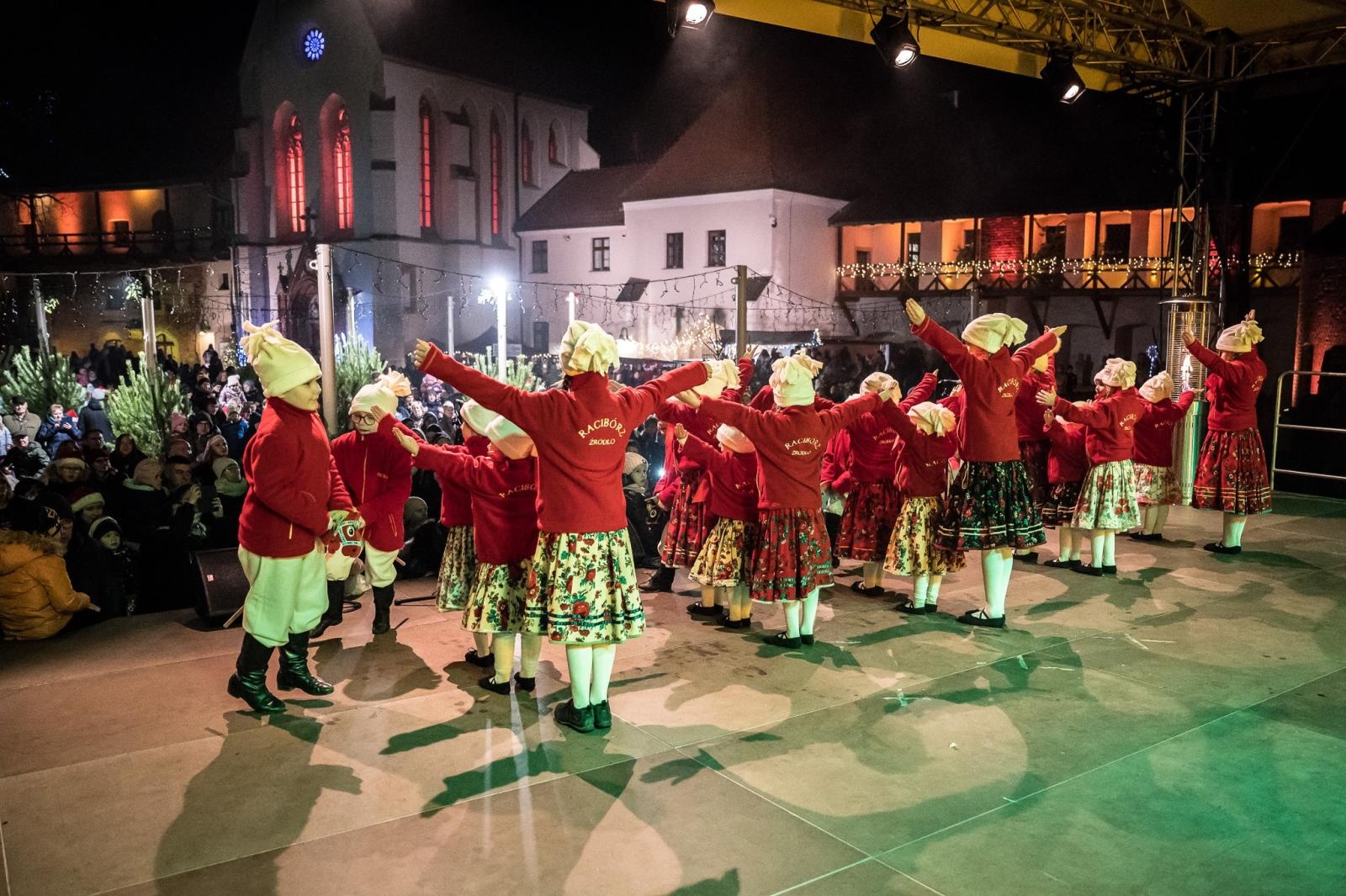 Zdjęcie w galerii na portalu naszraciborz.pl: Zamkowa parada świętego Mikołaja przyciągnęła tłumy. W niedzielę wystąpi TOBY [FOTO i WIDEO] wiadomości z regionu