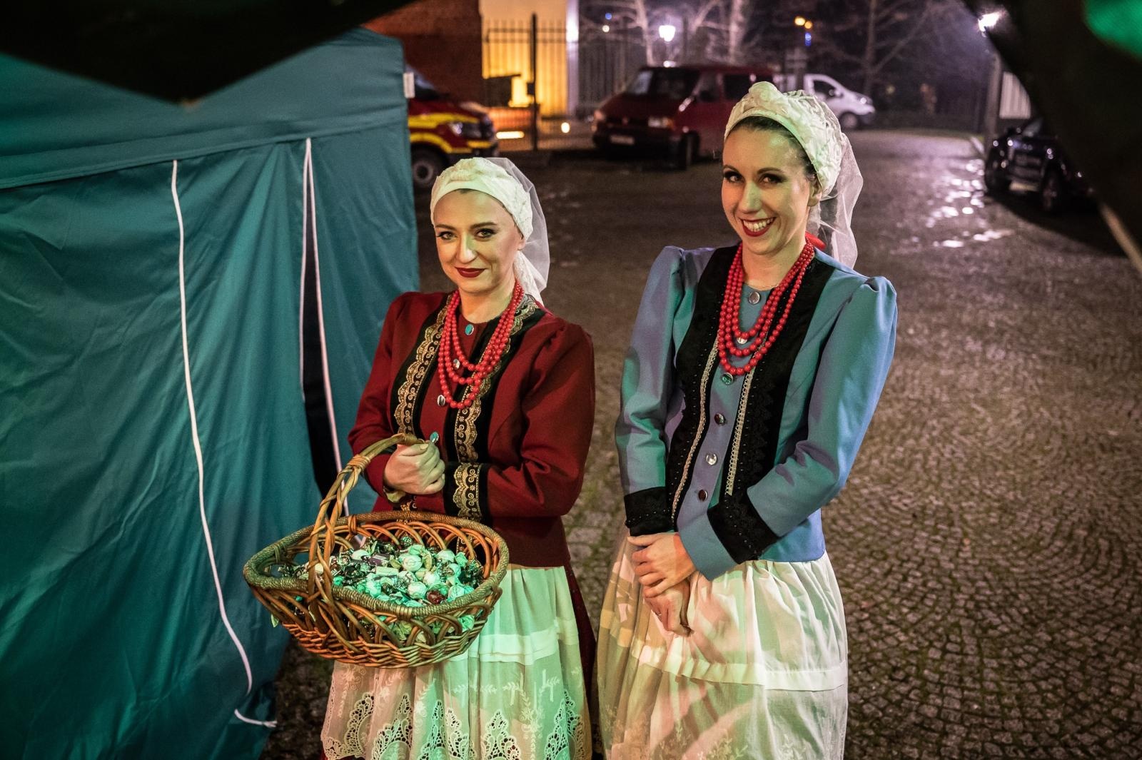 Zdjęcie w galerii na portalu naszraciborz.pl: Zamkowa parada świętego Mikołaja przyciągnęła tłumy. W niedzielę wystąpi TOBY [FOTO i WIDEO] wiadomości z regionu