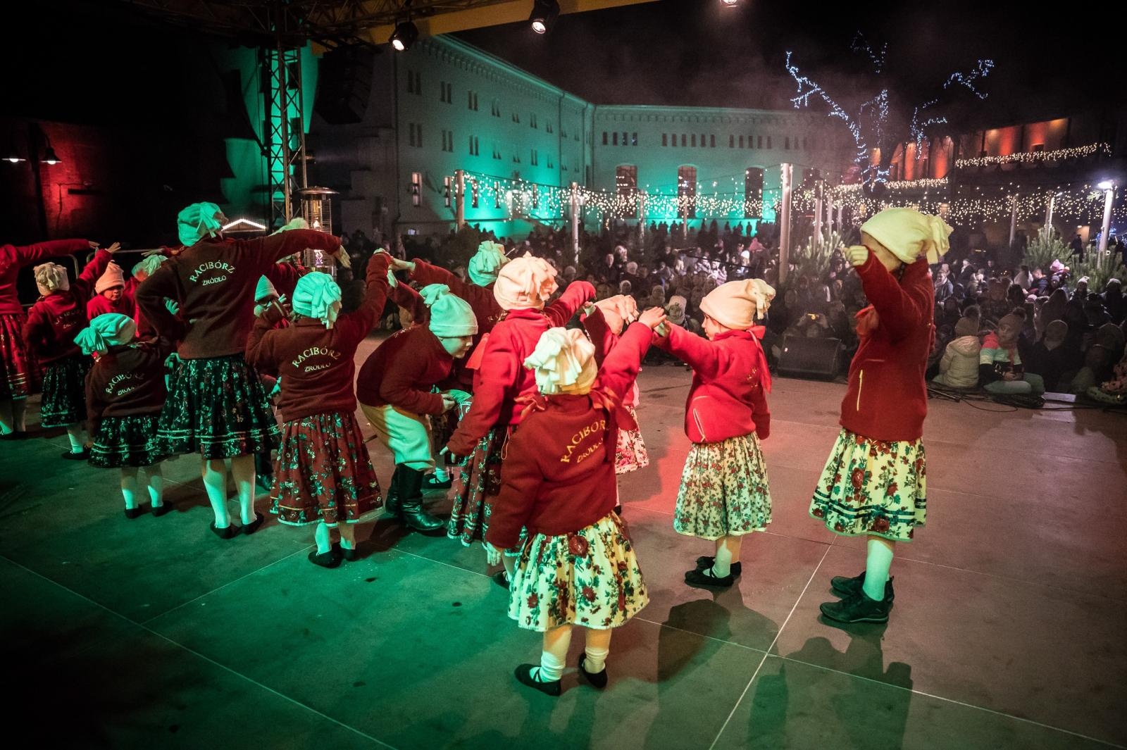 Zdjęcie w galerii na portalu naszraciborz.pl: Zamkowa parada świętego Mikołaja przyciągnęła tłumy. W niedzielę wystąpi TOBY [FOTO i WIDEO] wiadomości z regionu