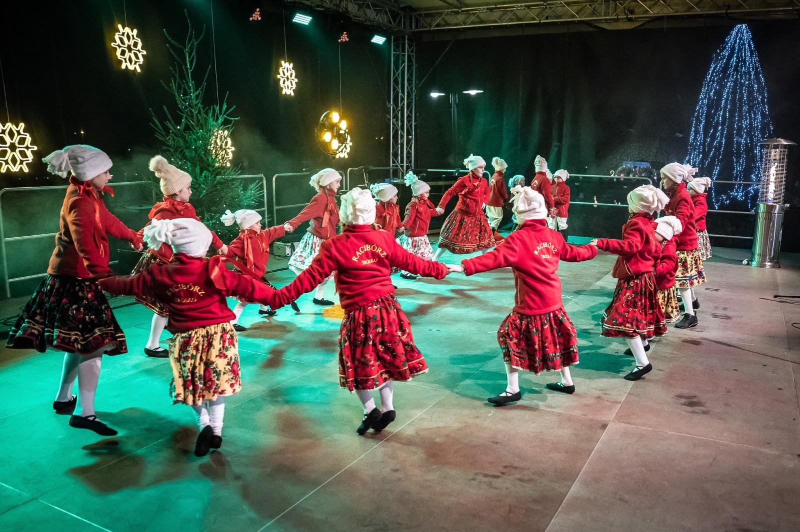 Zdjęcie w galerii na portalu naszraciborz.pl: Zamkowa parada świętego Mikołaja przyciągnęła tłumy. W niedzielę wystąpi TOBY [FOTO i WIDEO] wiadomości z regionu