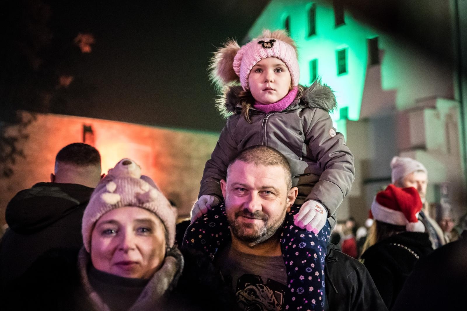 Zdjęcie w galerii na portalu naszraciborz.pl: Zamkowa parada świętego Mikołaja przyciągnęła tłumy. W niedzielę wystąpi TOBY [FOTO i WIDEO] wiadomości z regionu