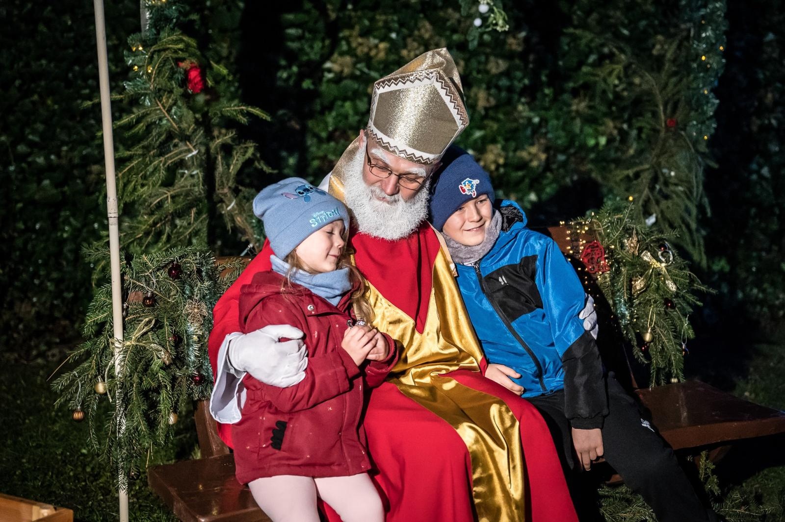 Zdjęcie w galerii na portalu naszraciborz.pl: Zamkowa parada świętego Mikołaja przyciągnęła tłumy. W niedzielę wystąpi TOBY [FOTO i WIDEO] wiadomości z regionu