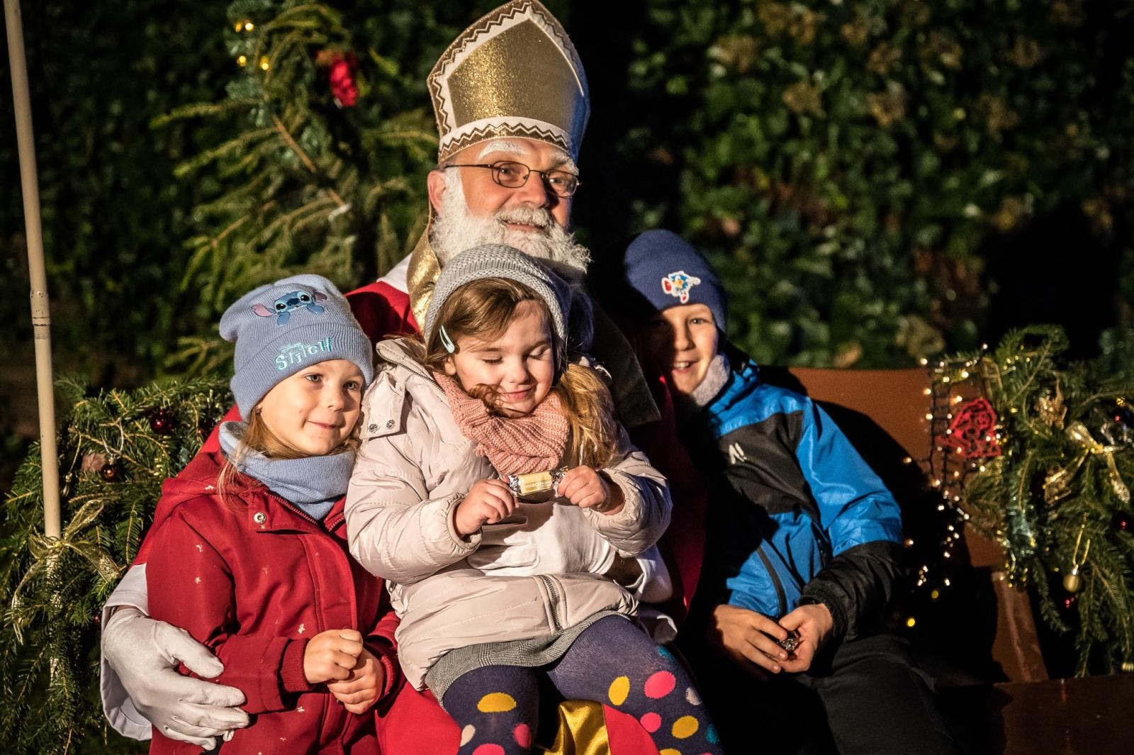 Zdjęcie w galerii na portalu naszraciborz.pl: Zamkowa parada świętego Mikołaja przyciągnęła tłumy. W niedzielę wystąpi TOBY [FOTO i WIDEO] wiadomości z regionu