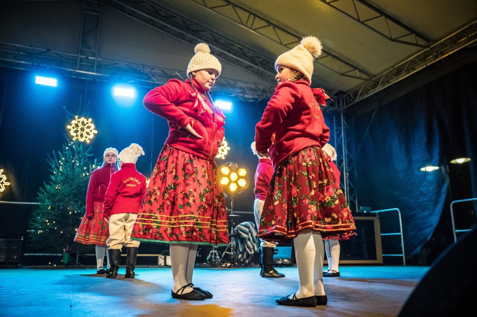 Zdjęcie w galerii na portalu naszraciborz.pl: Zamkowa parada świętego Mikołaja przyciągnęła tłumy. W niedzielę wystąpi TOBY [FOTO i WIDEO] wiadomości z regionu