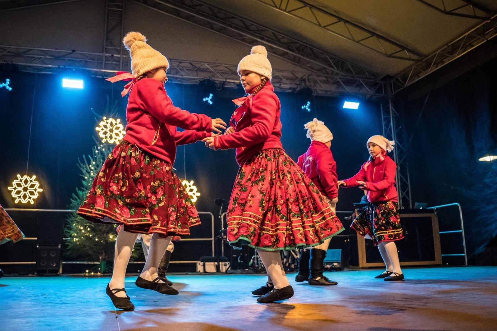 Zdjęcie w galerii na portalu naszraciborz.pl: Zamkowa parada świętego Mikołaja przyciągnęła tłumy. W niedzielę wystąpi TOBY [FOTO i WIDEO] wiadomości z regionu