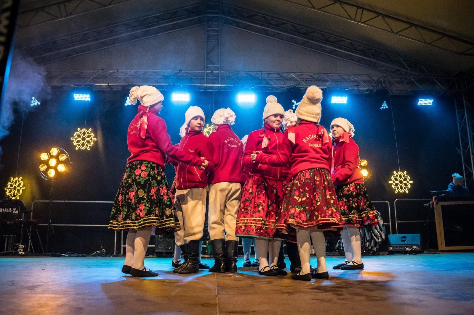 Zdjęcie w galerii na portalu naszraciborz.pl: Zamkowa parada świętego Mikołaja przyciągnęła tłumy. W niedzielę wystąpi TOBY [FOTO i WIDEO] wiadomości z regionu
