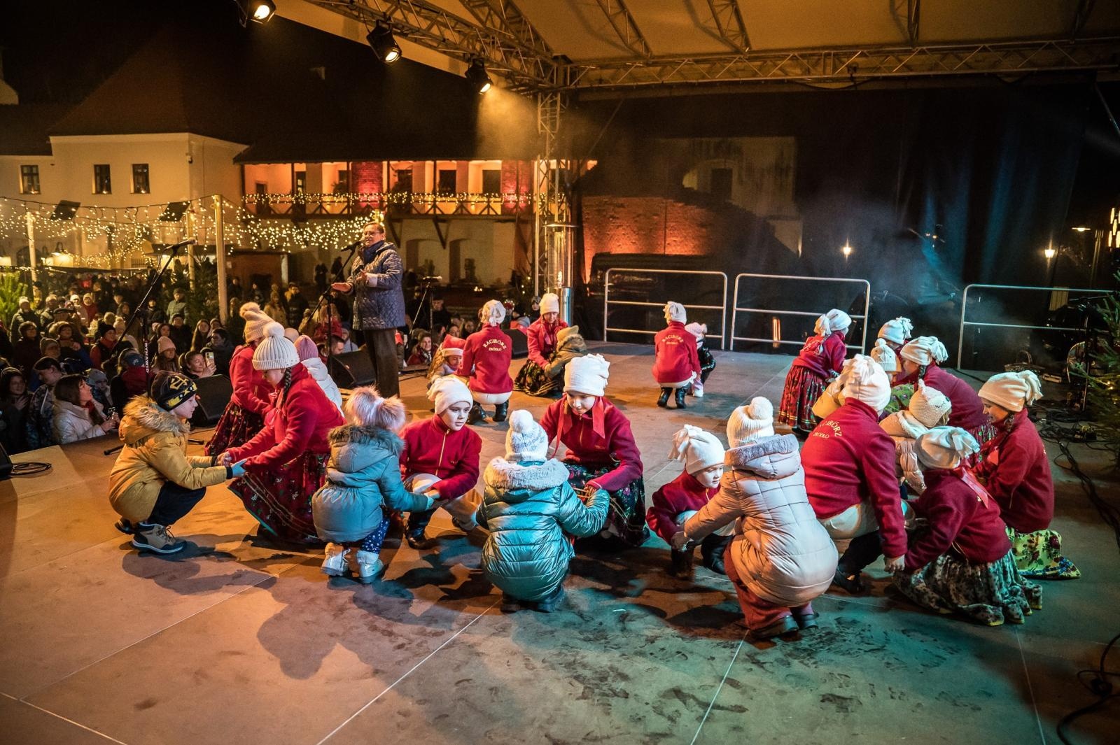 Zdjęcie w galerii na portalu naszraciborz.pl: Zamkowa parada świętego Mikołaja przyciągnęła tłumy. W niedzielę wystąpi TOBY [FOTO i WIDEO] wiadomości z regionu