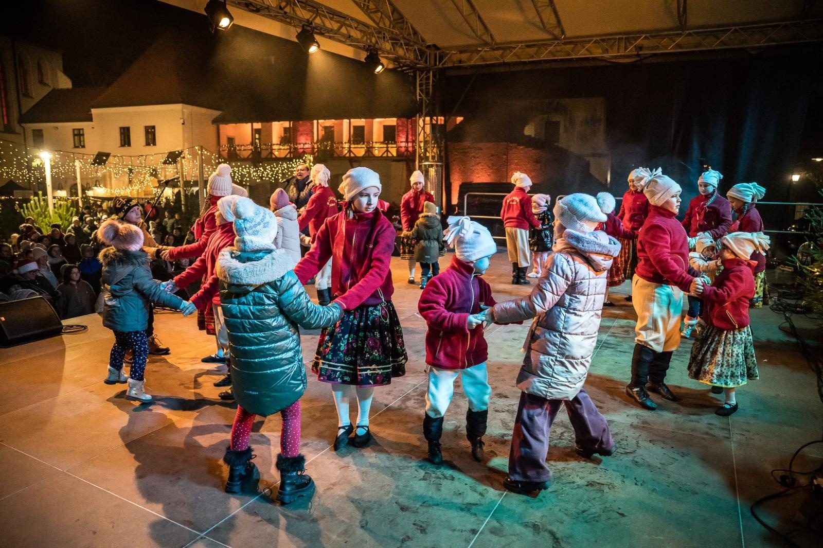 Zdjęcie w galerii na portalu naszraciborz.pl: Zamkowa parada świętego Mikołaja przyciągnęła tłumy. W niedzielę wystąpi TOBY [FOTO i WIDEO] wiadomości z regionu