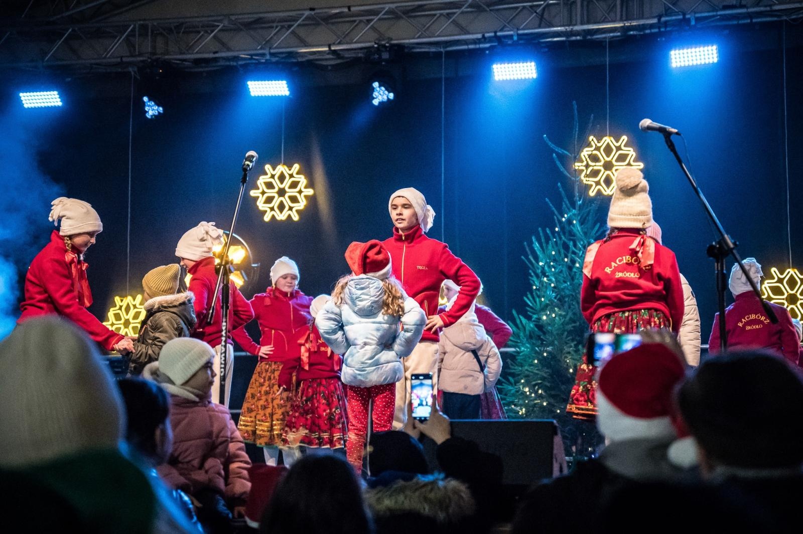 Zdjęcie w galerii na portalu naszraciborz.pl: Zamkowa parada świętego Mikołaja przyciągnęła tłumy. W niedzielę wystąpi TOBY [FOTO i WIDEO] wiadomości z regionu
