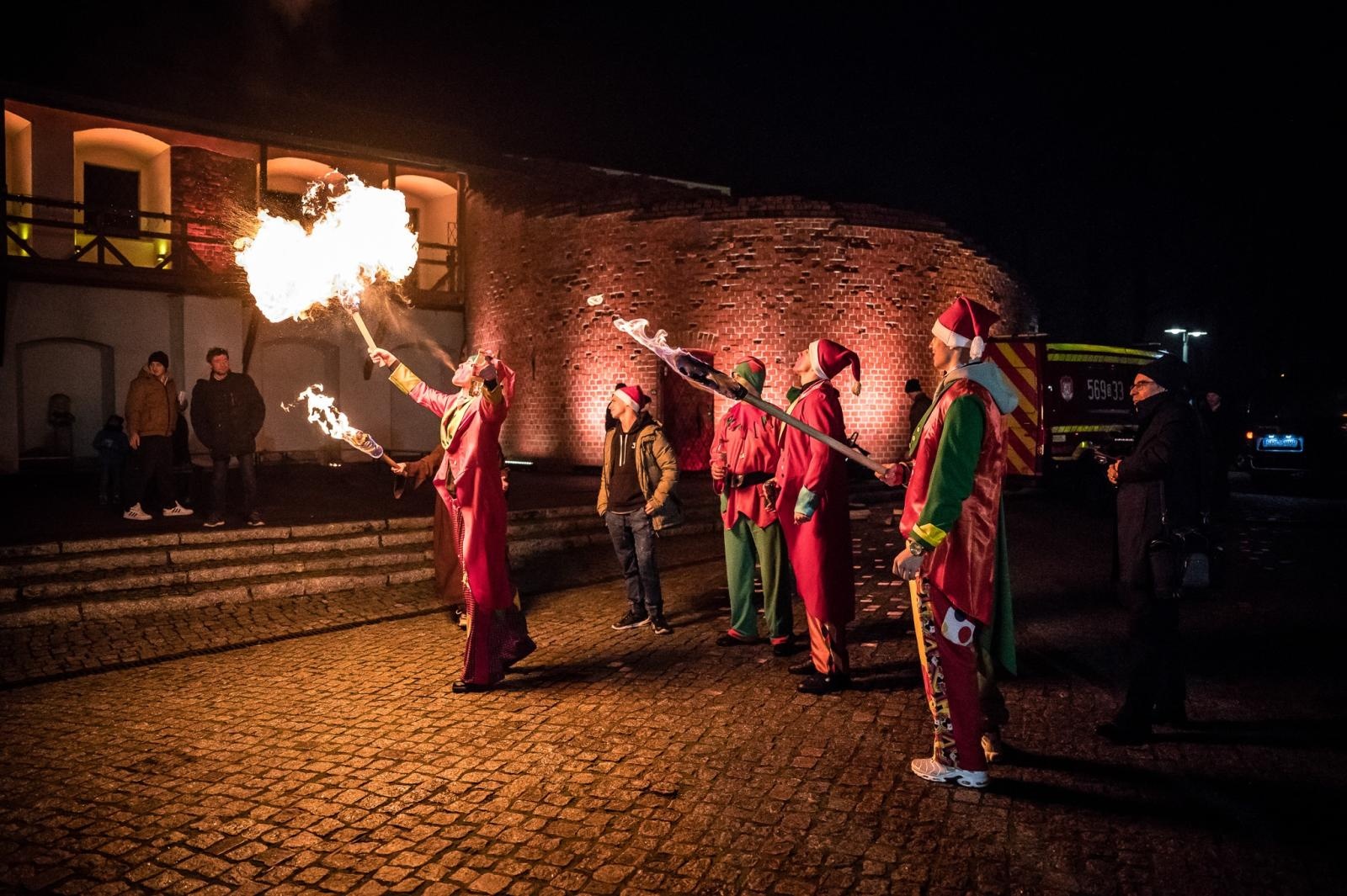 Zdjęcie w galerii na portalu naszraciborz.pl: Zamkowa parada świętego Mikołaja przyciągnęła tłumy. W niedzielę wystąpi TOBY [FOTO i WIDEO] wiadomości z regionu