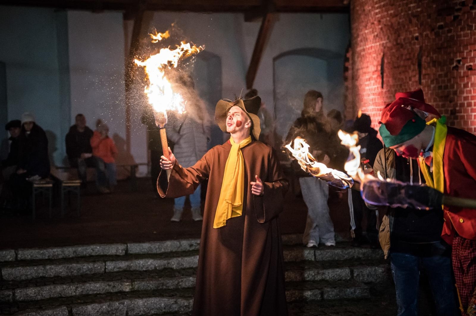 Zdjęcie w galerii na portalu naszraciborz.pl: Zamkowa parada świętego Mikołaja przyciągnęła tłumy. W niedzielę wystąpi TOBY [FOTO i WIDEO] wiadomości z regionu