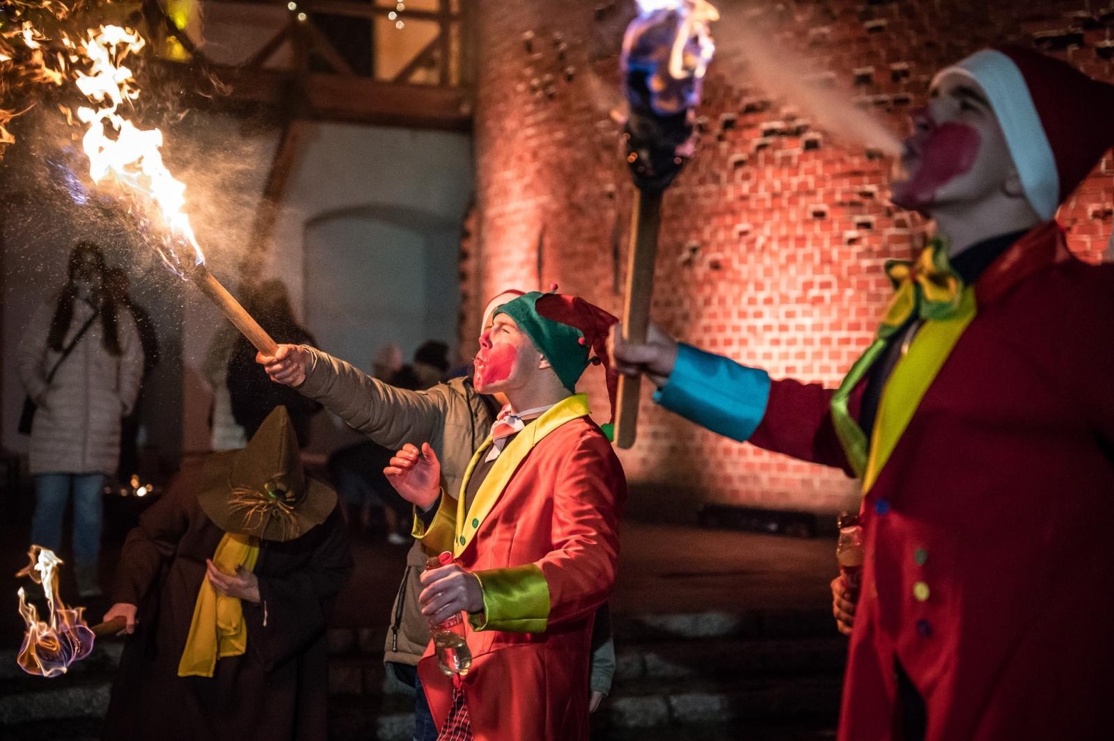 Zdjęcie w galerii na portalu naszraciborz.pl: Zamkowa parada świętego Mikołaja przyciągnęła tłumy. W niedzielę wystąpi TOBY [FOTO i WIDEO] wiadomości z regionu
