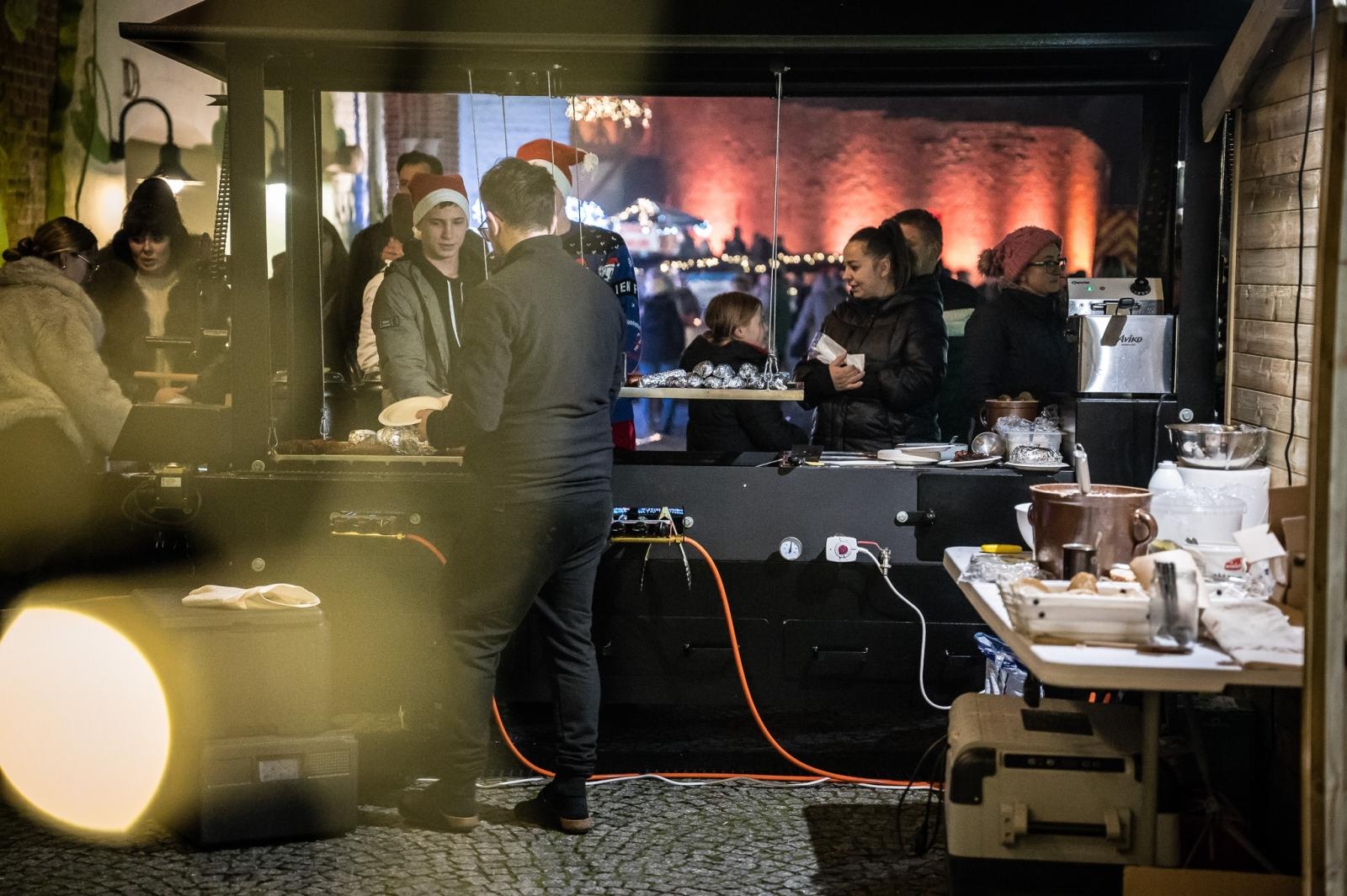 Zdjęcie w galerii na portalu naszraciborz.pl: Zamkowa parada świętego Mikołaja przyciągnęła tłumy. W niedzielę wystąpi TOBY [FOTO i WIDEO] wiadomości z regionu